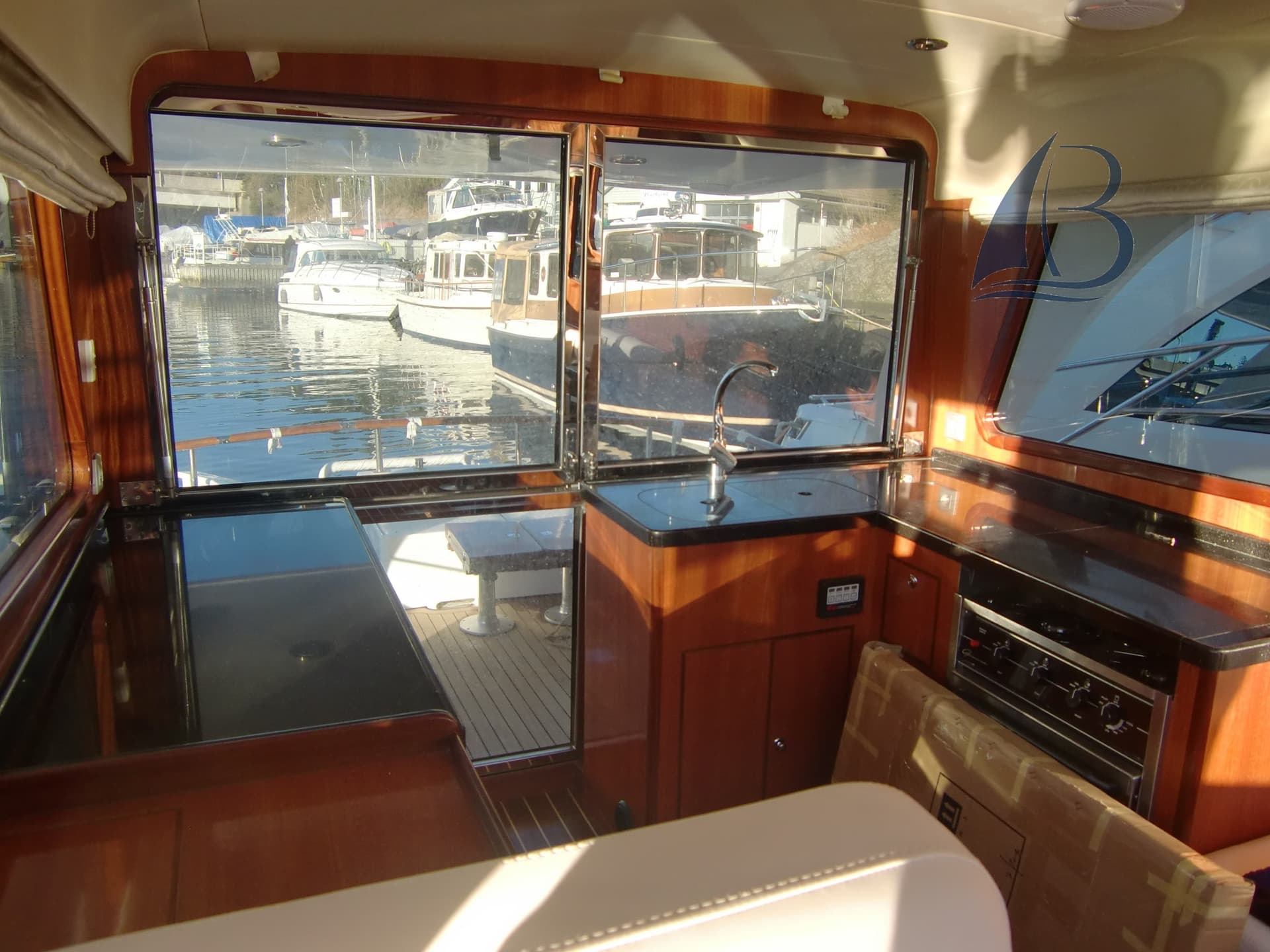 Integrity Motor Yachts Integrity 350 Sedan usato - foto hero 14