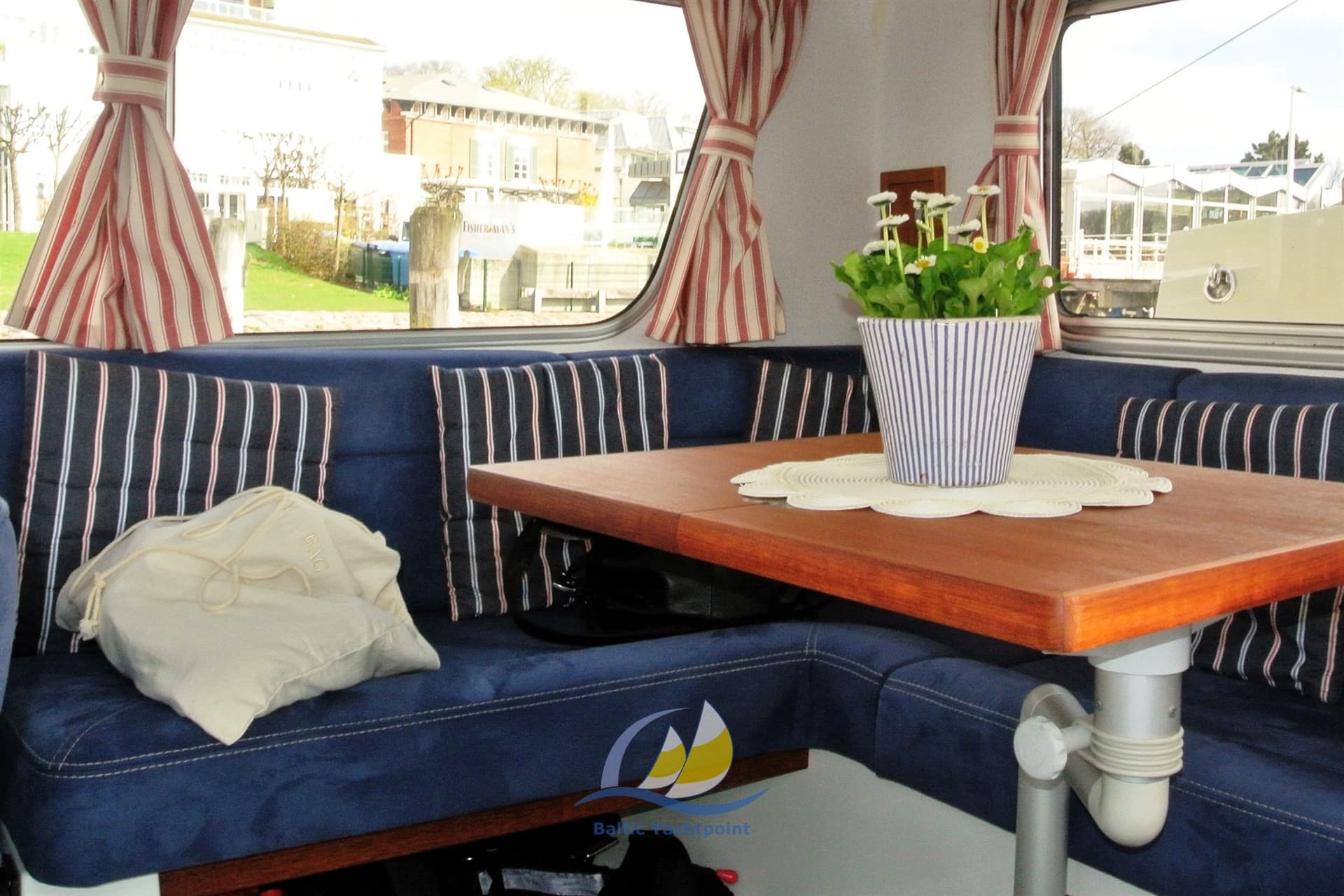 Minor 31 Offshore - Interior View Minor 31 Offshore - Interior View