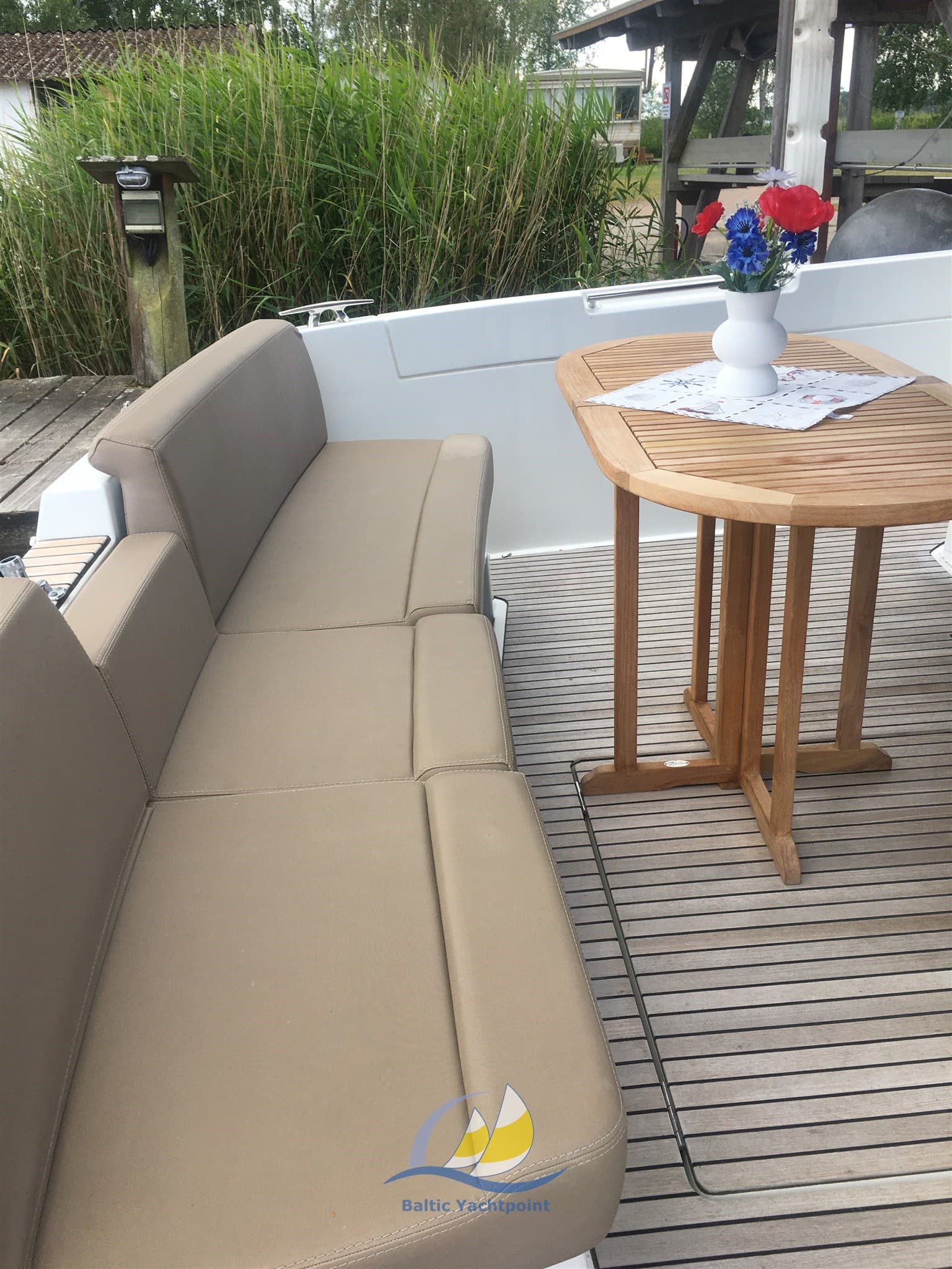 Jeanneau Velasco 43f - Deck View Jeanneau Velasco 43f - Deck View