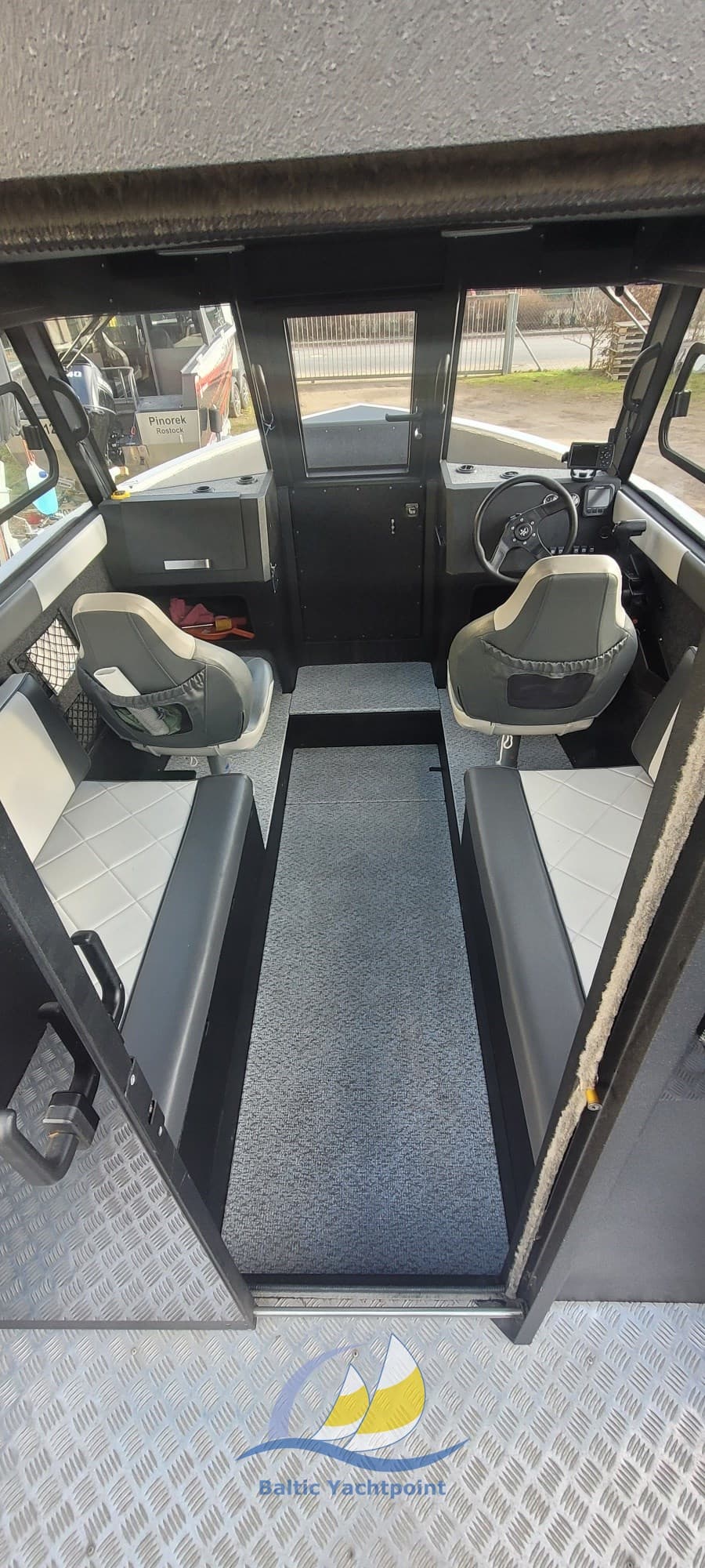 Realcraft 600 Cabine - Interior View Realcraft 600 Cabine - Interior View