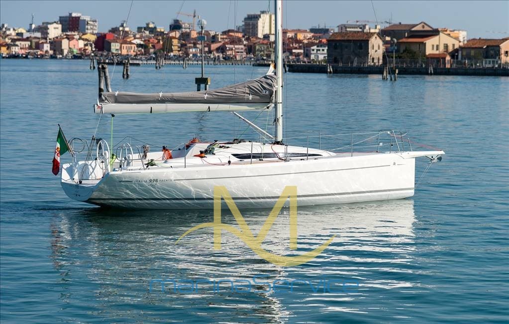 Italia Yachts Italia 9.98 - Detail View 1 Italia Yachts Italia 9.98 - Detail View 1