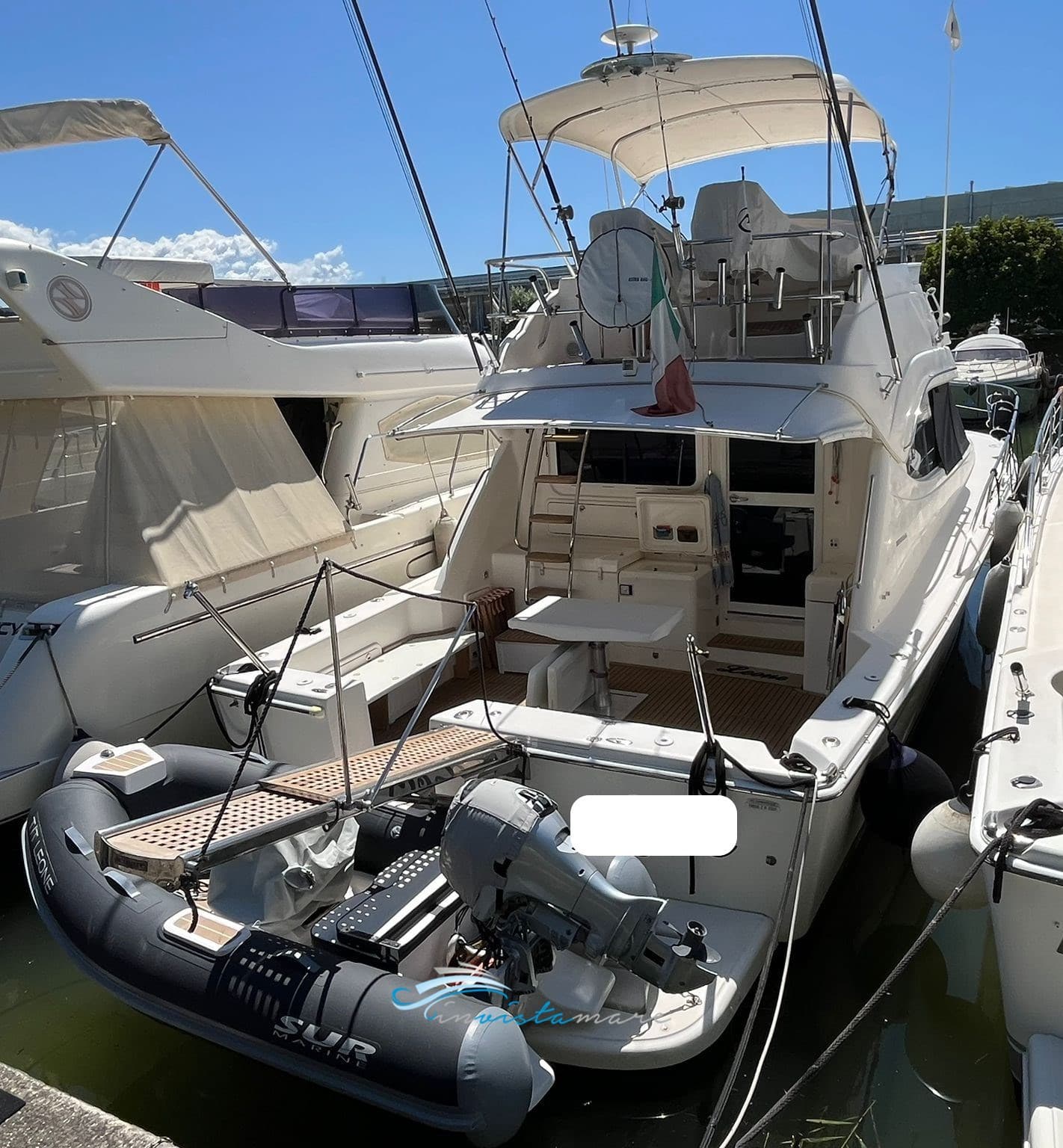 Riviera Marine 40 Flybridge used - detail 1