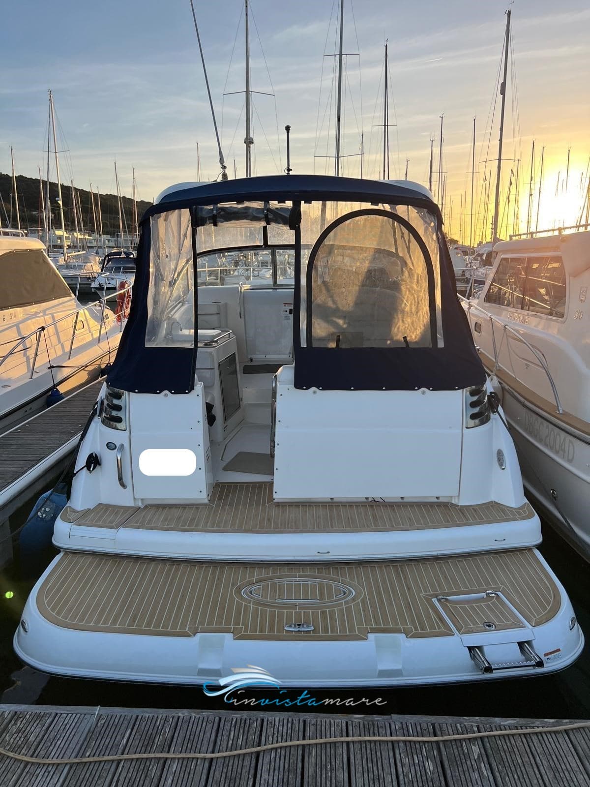 Larson Boats Cabrio 330 - Detail View 1 Larson Boats Cabrio 330 - Detail View 1