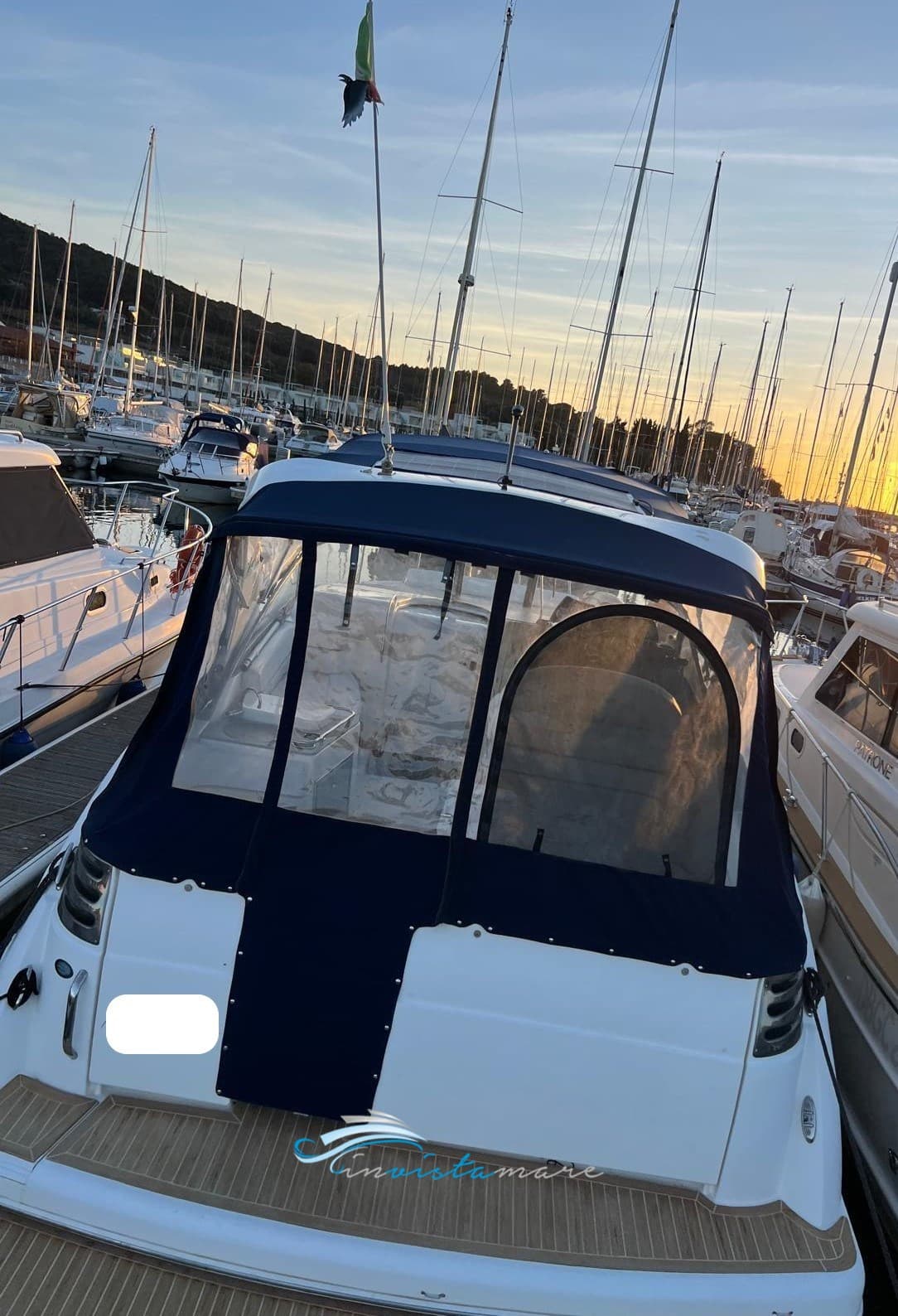 Larson Boats Cabrio 330 - Deck View Larson Boats Cabrio 330 - Deck View