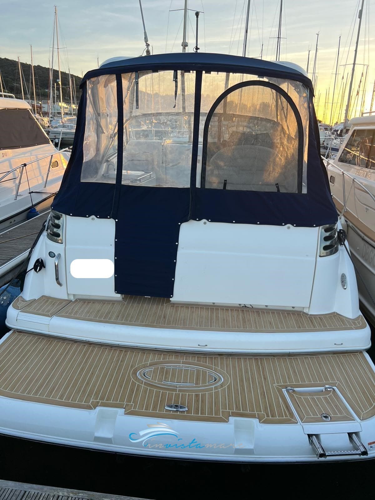 Larson Boats Cabrio 330 - Interior View Larson Boats Cabrio 330 - Interior View