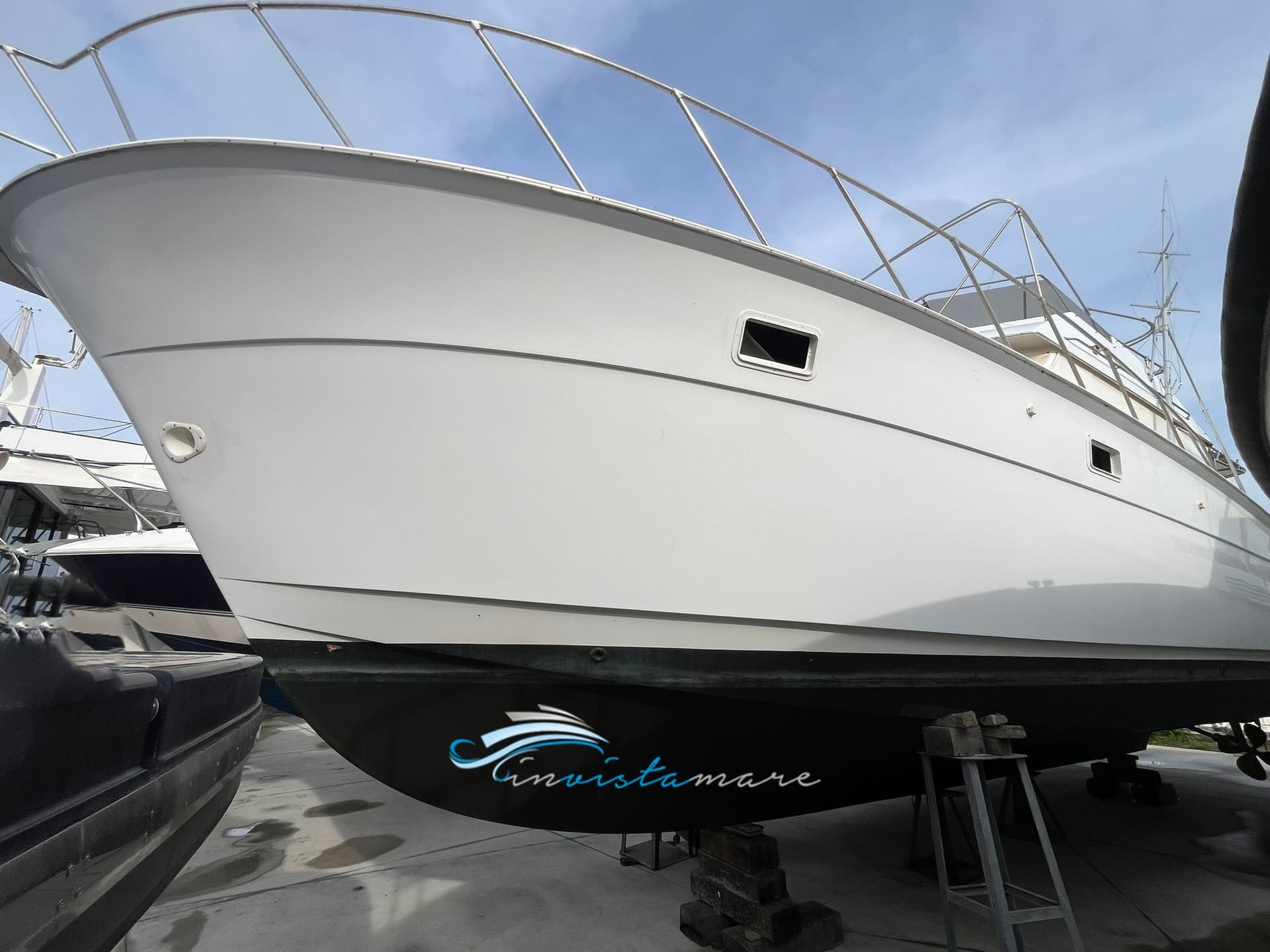 Hatteras 43 - Detail View 1 Hatteras 43 - Detail View 1