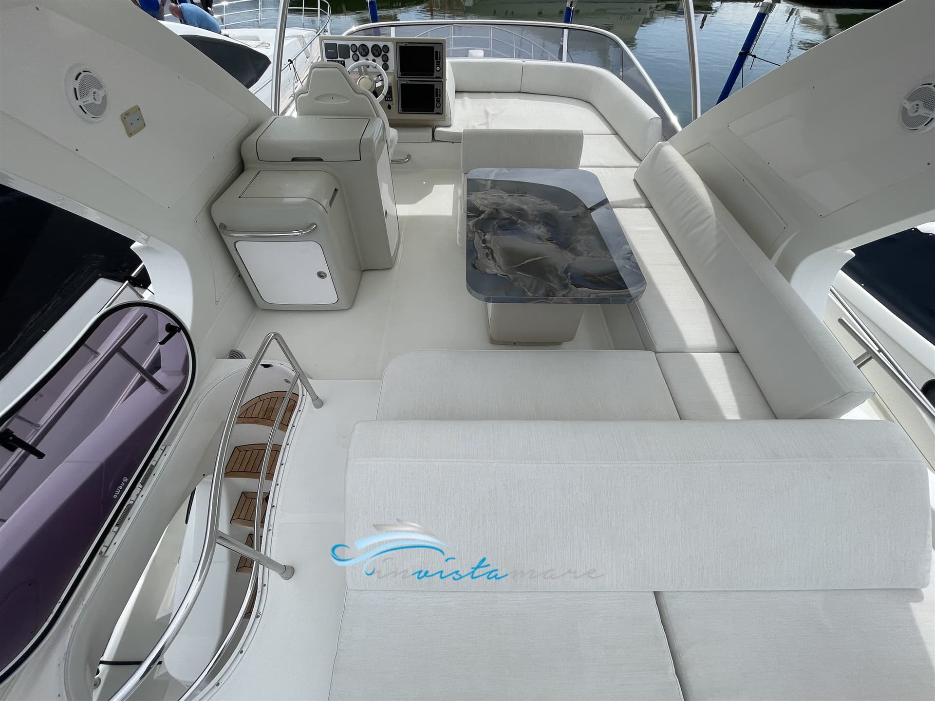 Azimut 64 Flybridge - Deck View Azimut 64 Flybridge - Deck View