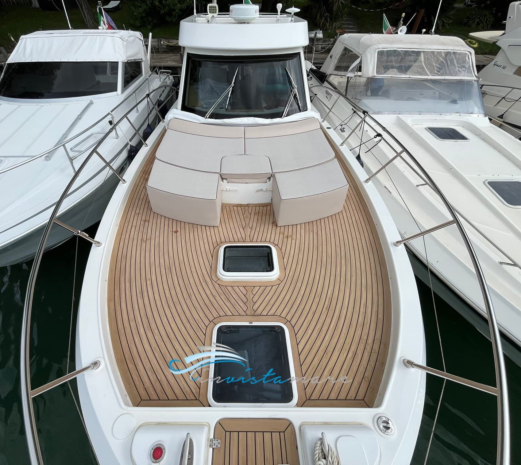 Blue Navy Blue Navy 430 Cruiser - Interior View Blue Navy Blue Navy 430 Cruiser - Interior View