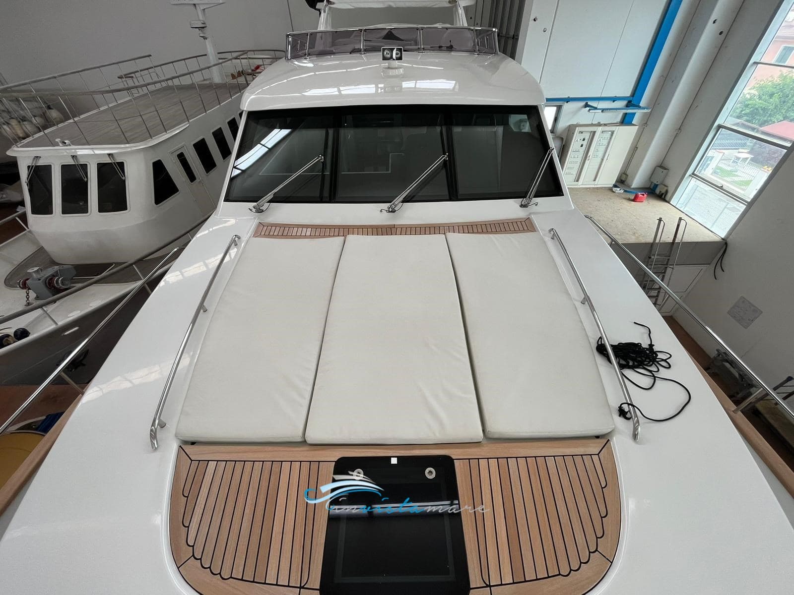 Van Der Valk 85 - Deck View Van Der Valk 85 - Deck View