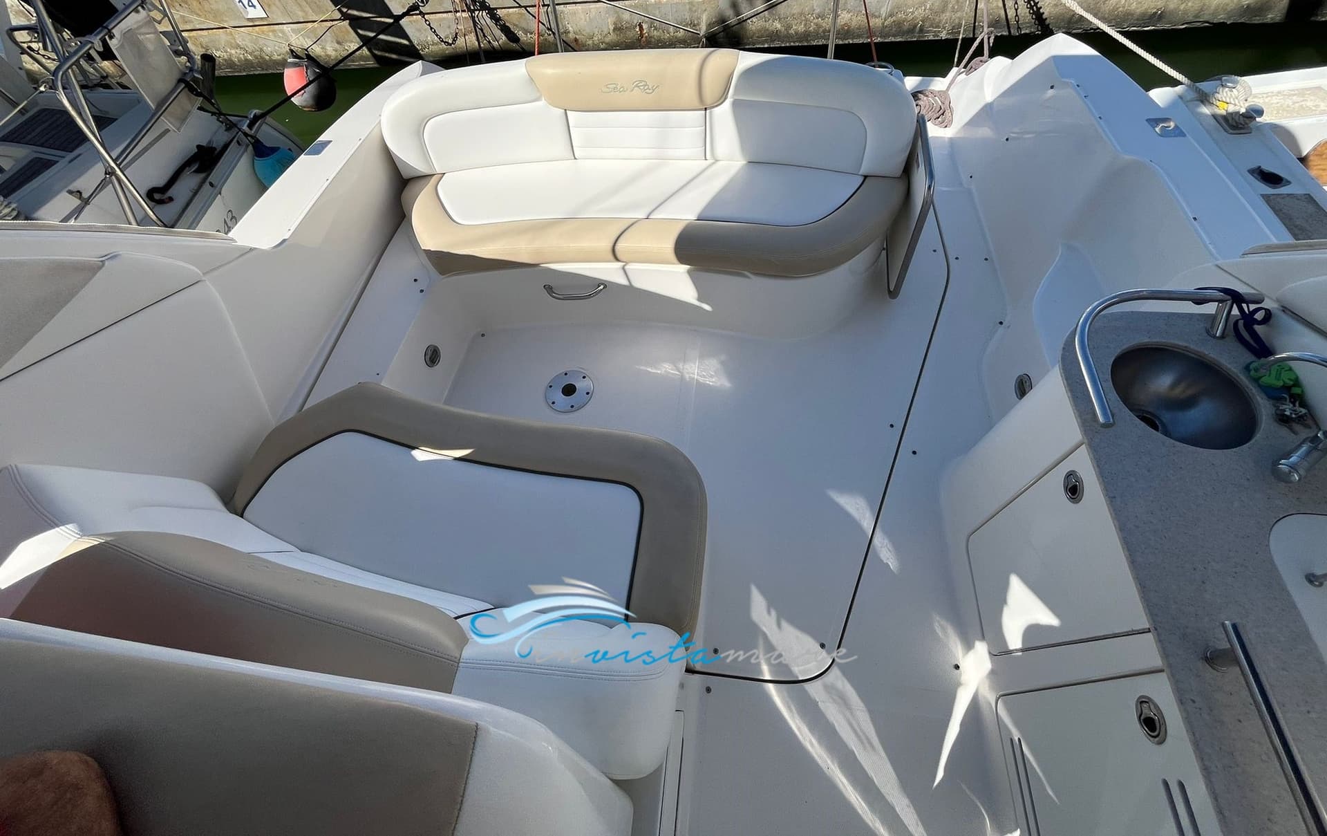 Sea Ray 335 Da - Deck View Sea Ray 335 Da - Deck View