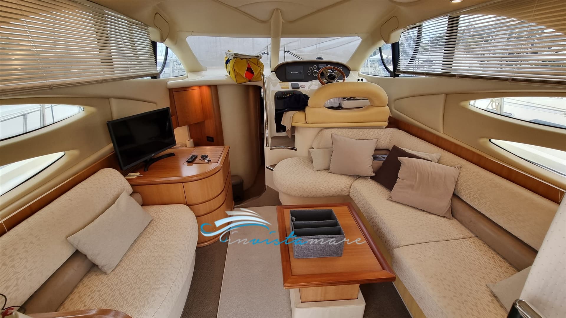 Azimut Az 39 - Deck View Azimut Az 39 - Deck View