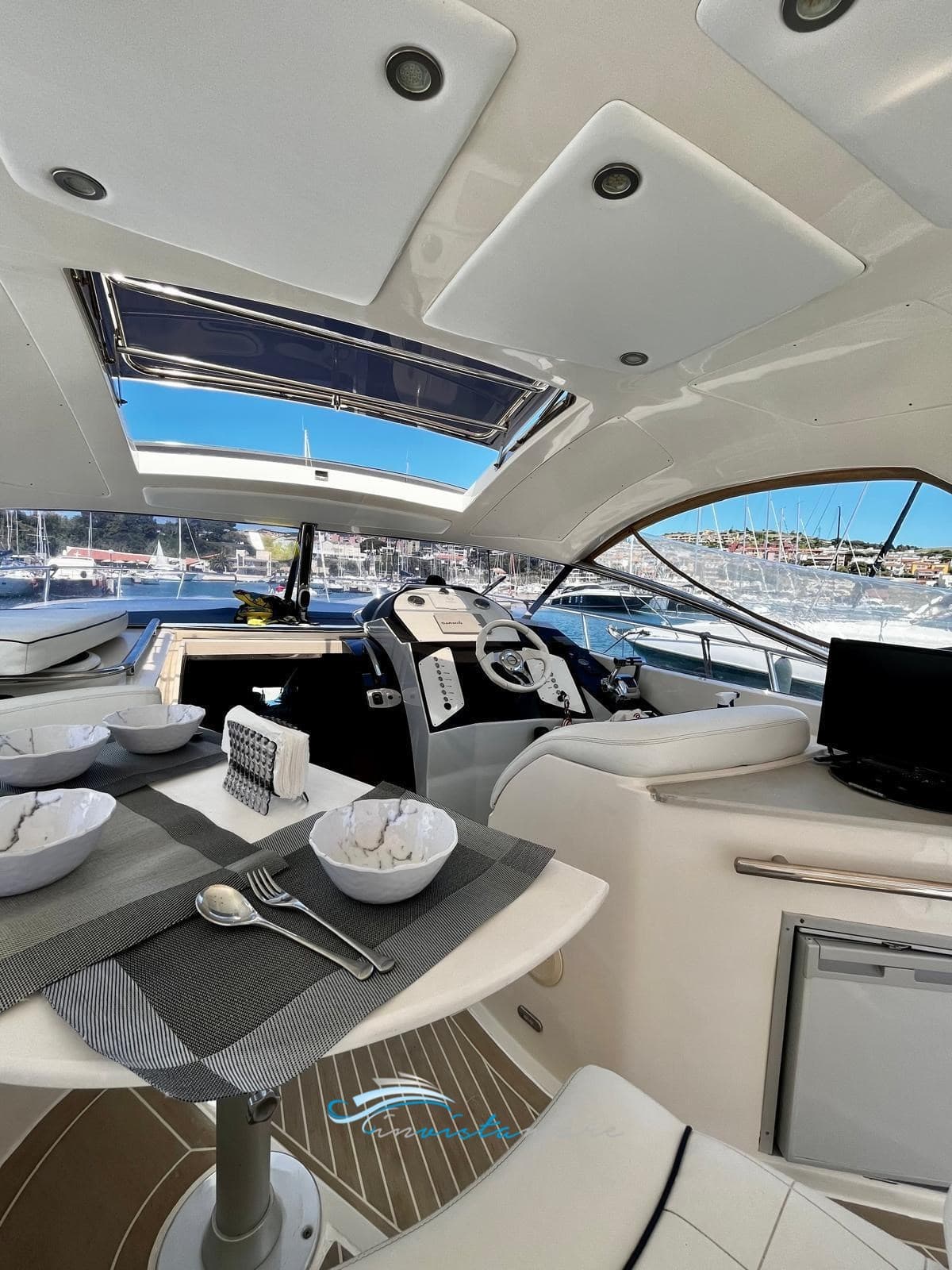 Manò Marine M 35 - Deck View Manò Marine M 35 - Deck View