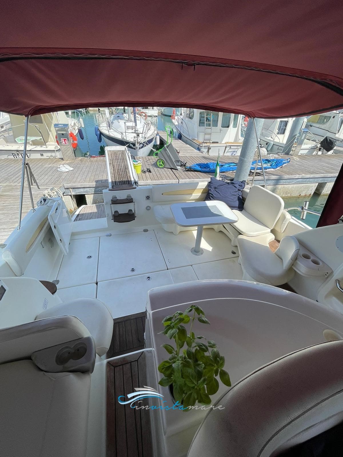 Cranchi Zaffiro 32 - Deck View Cranchi Zaffiro 32 - Deck View