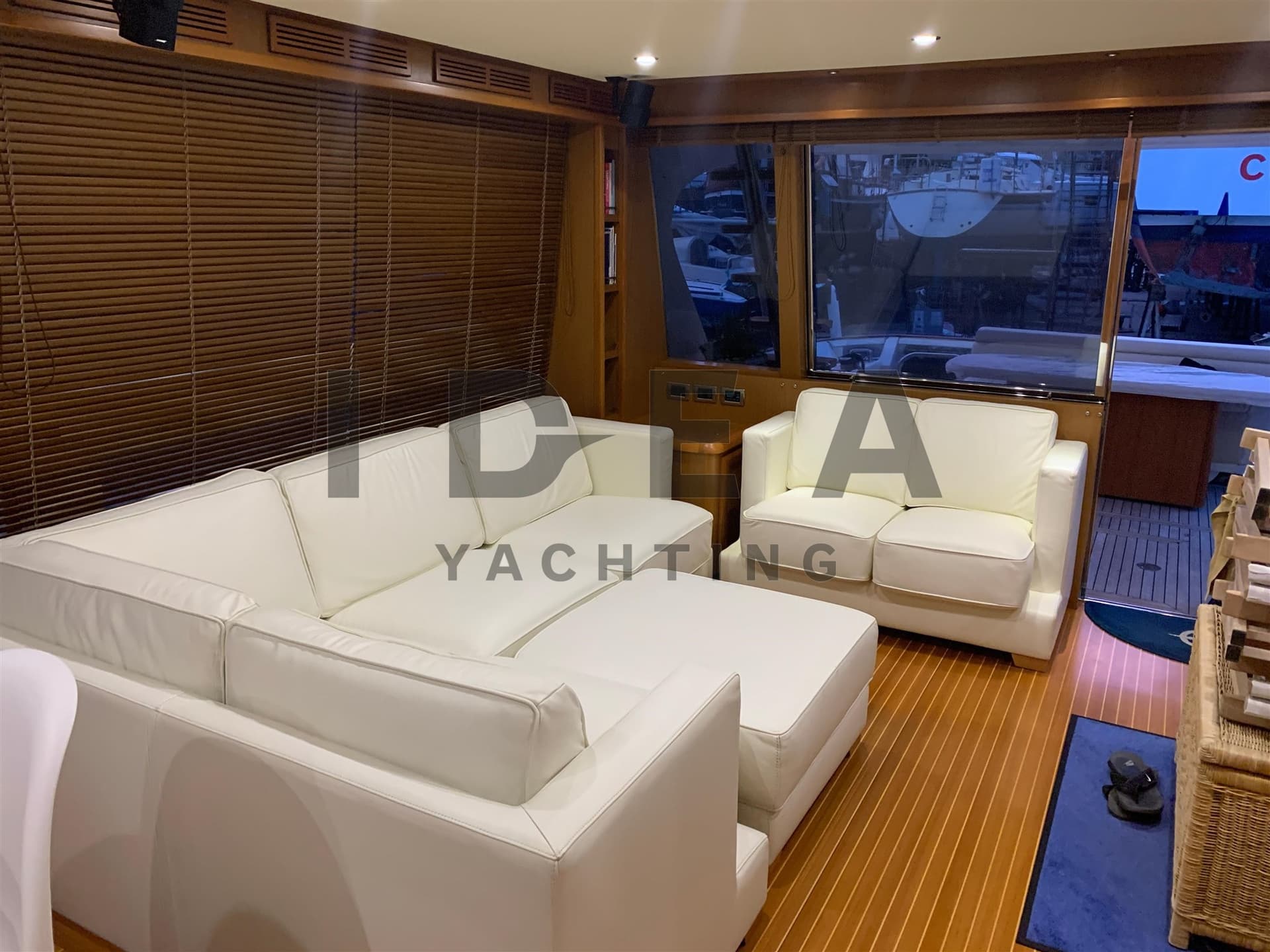 Mochi Craft Dolphin 74 Cruiser - Interior View Mochi Craft Dolphin 74 Cruiser - Interior View