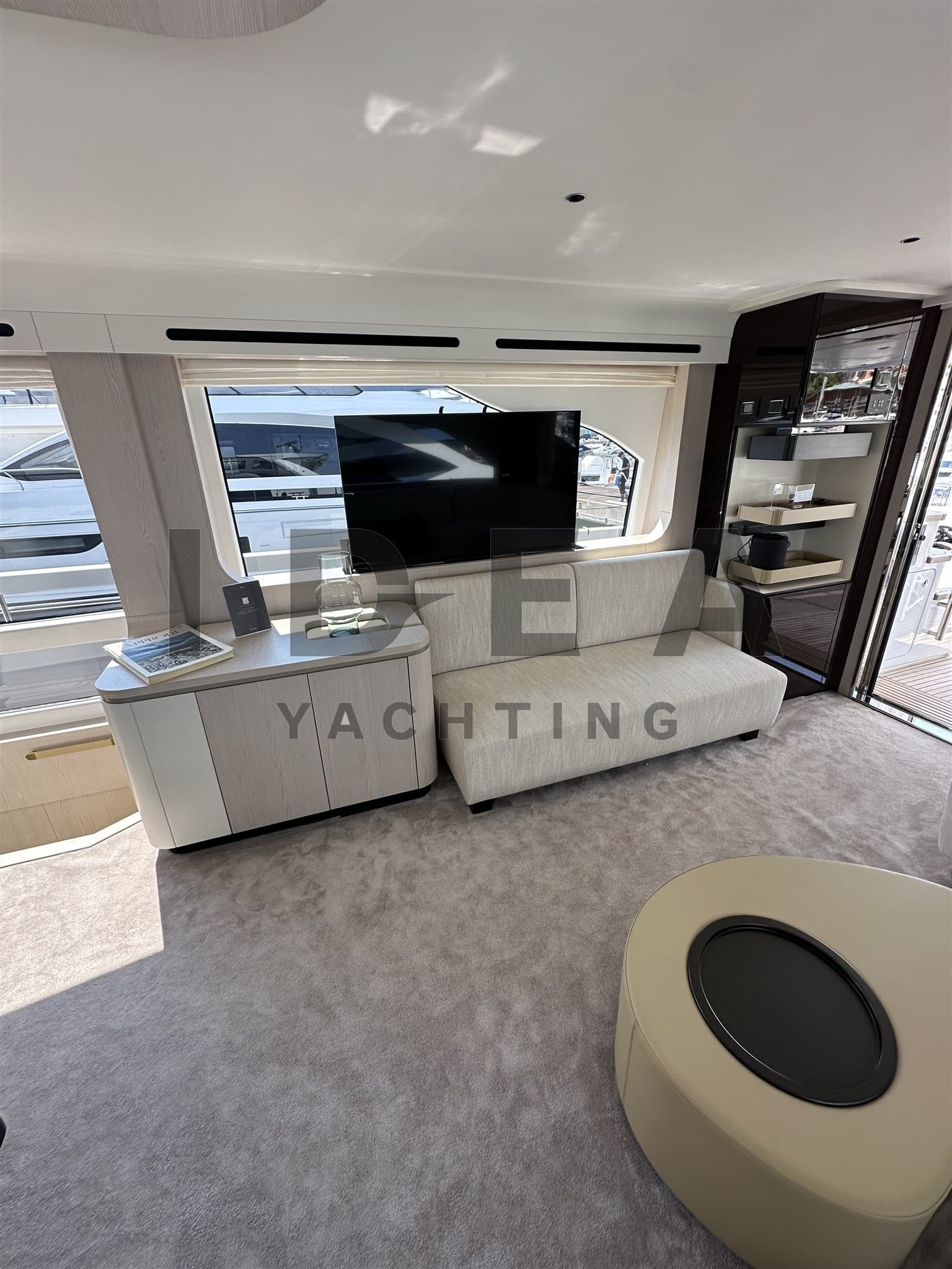 Azimut 78 Flybridge - Deck View Azimut 78 Flybridge - Deck View