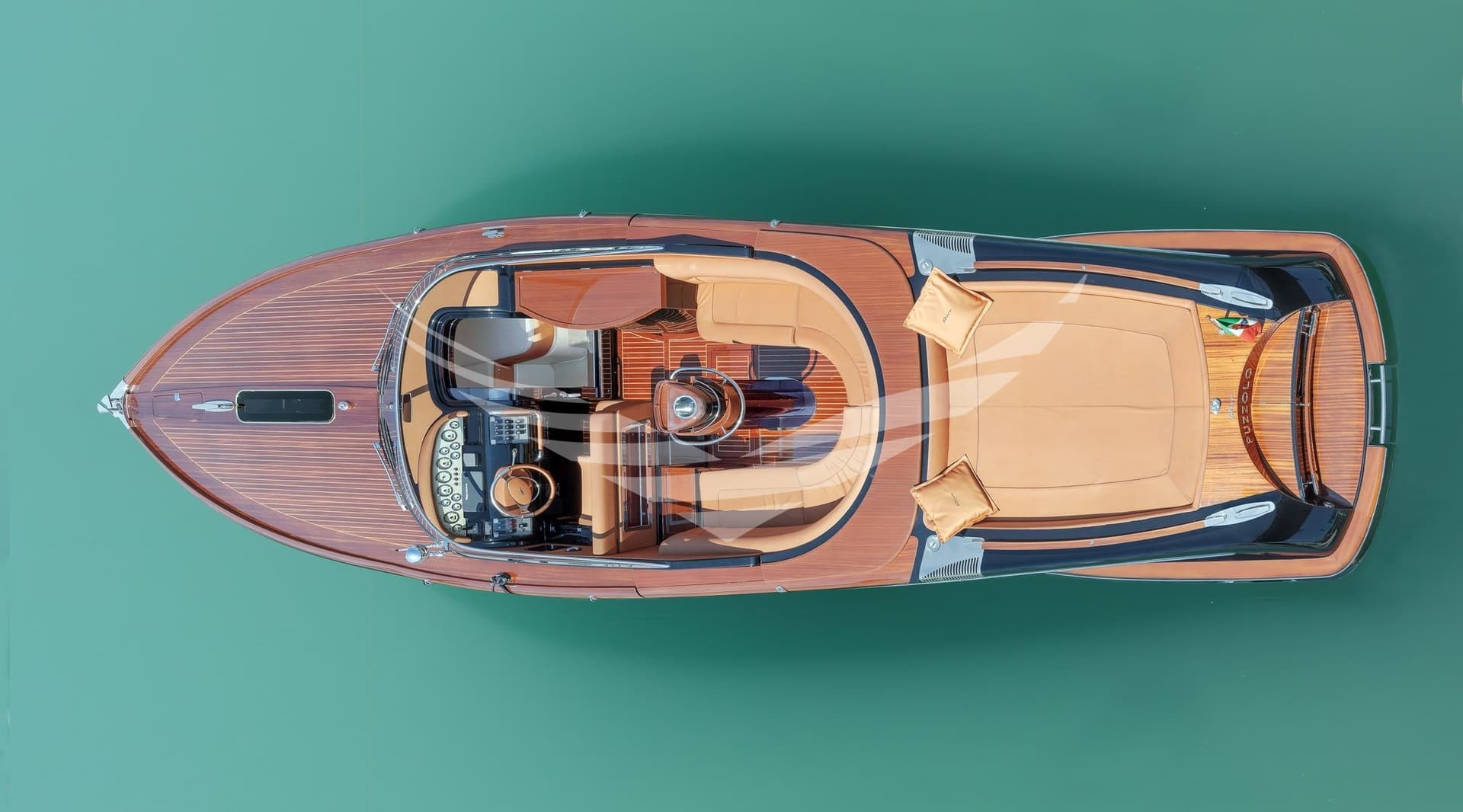 Riva 33 Aquariva Cento - Detail View 1 Riva 33 Aquariva Cento - Detail View 1