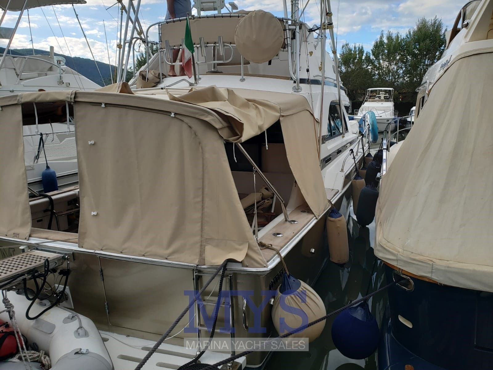 Bertram Yacht 37' Convertible - Detail View 1 Bertram Yacht 37' Convertible - Detail View 1