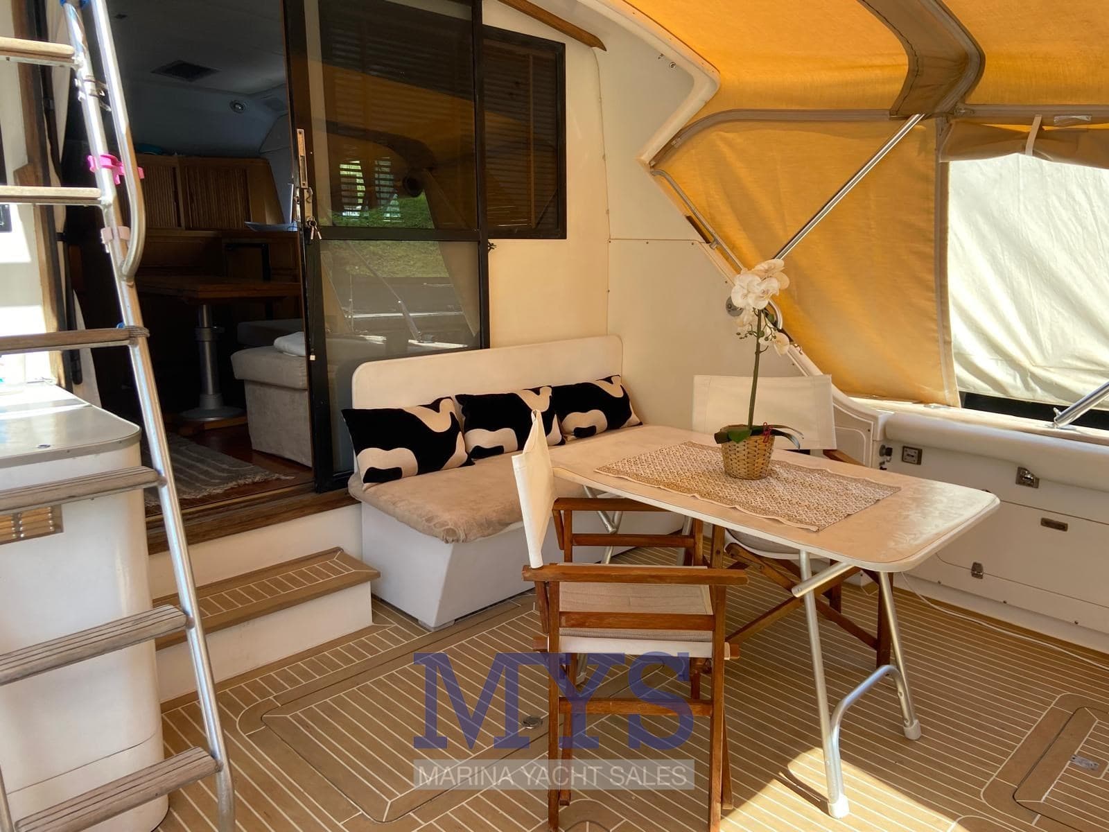 Bertram Yacht 37' Convertible - Deck View Bertram Yacht 37' Convertible - Deck View