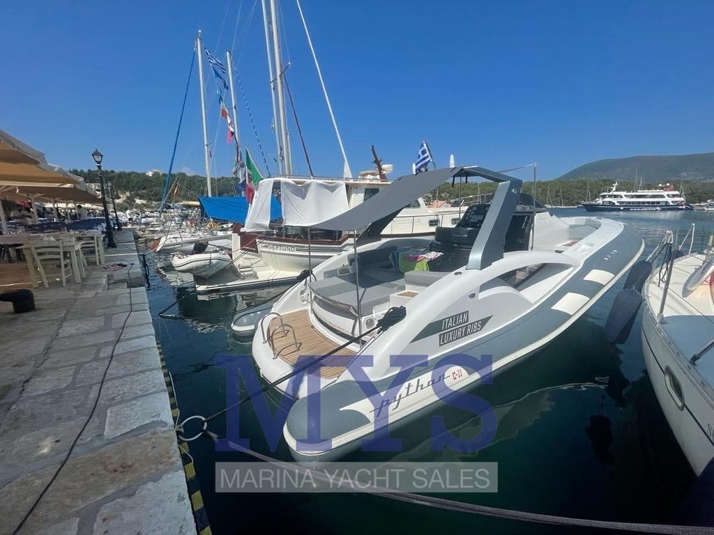 Python Yacht C 33 - Deck View Python Yacht C 33 - Deck View