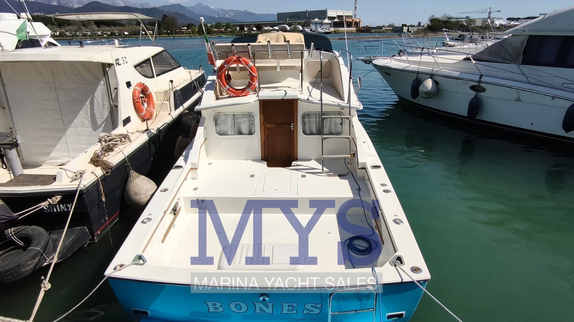 Bertram Yacht 28 Fly - Deck View Bertram Yacht 28 Fly - Deck View