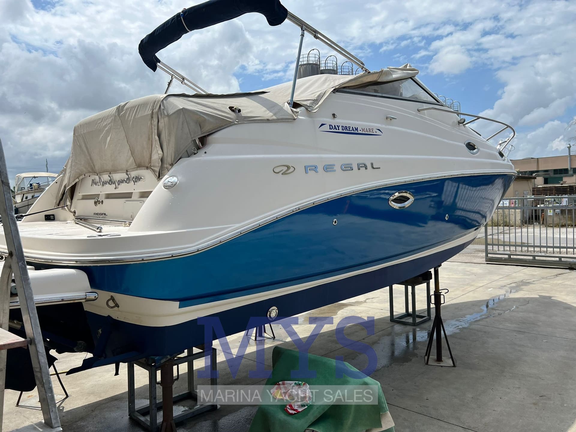 Regal Marine Commodore 2665 - Deck View Regal Marine Commodore 2665 - Deck View