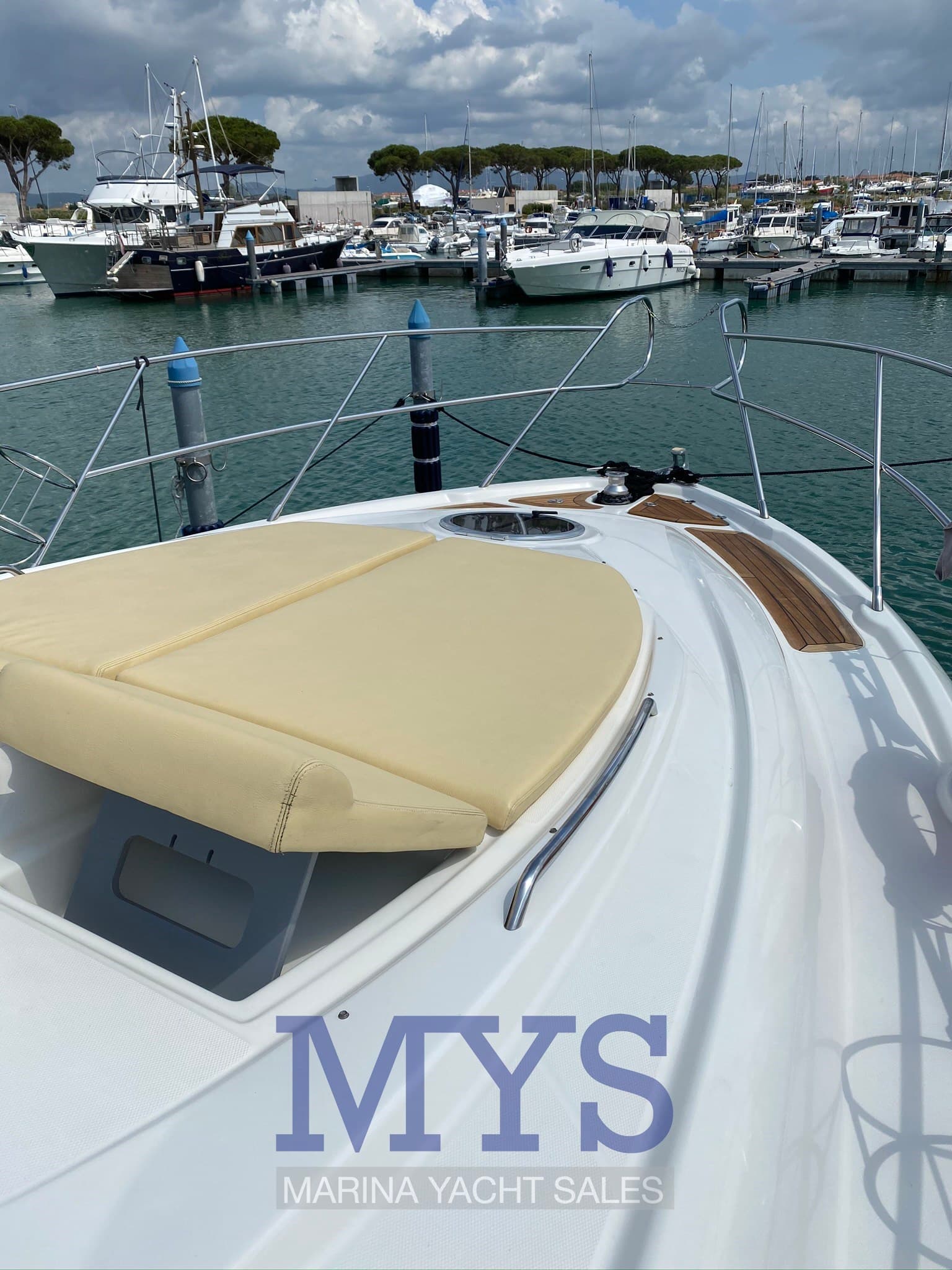 Cranchi Mediterranee 43 - Deck View Cranchi Mediterranee 43 - Deck View