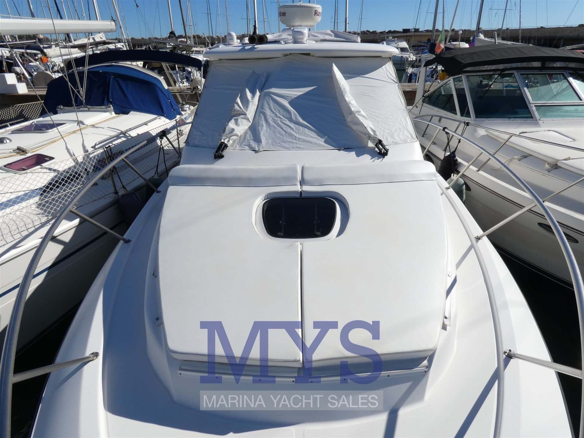 Boston Whaler 345 Conquest - Deck View Boston Whaler 345 Conquest - Deck View