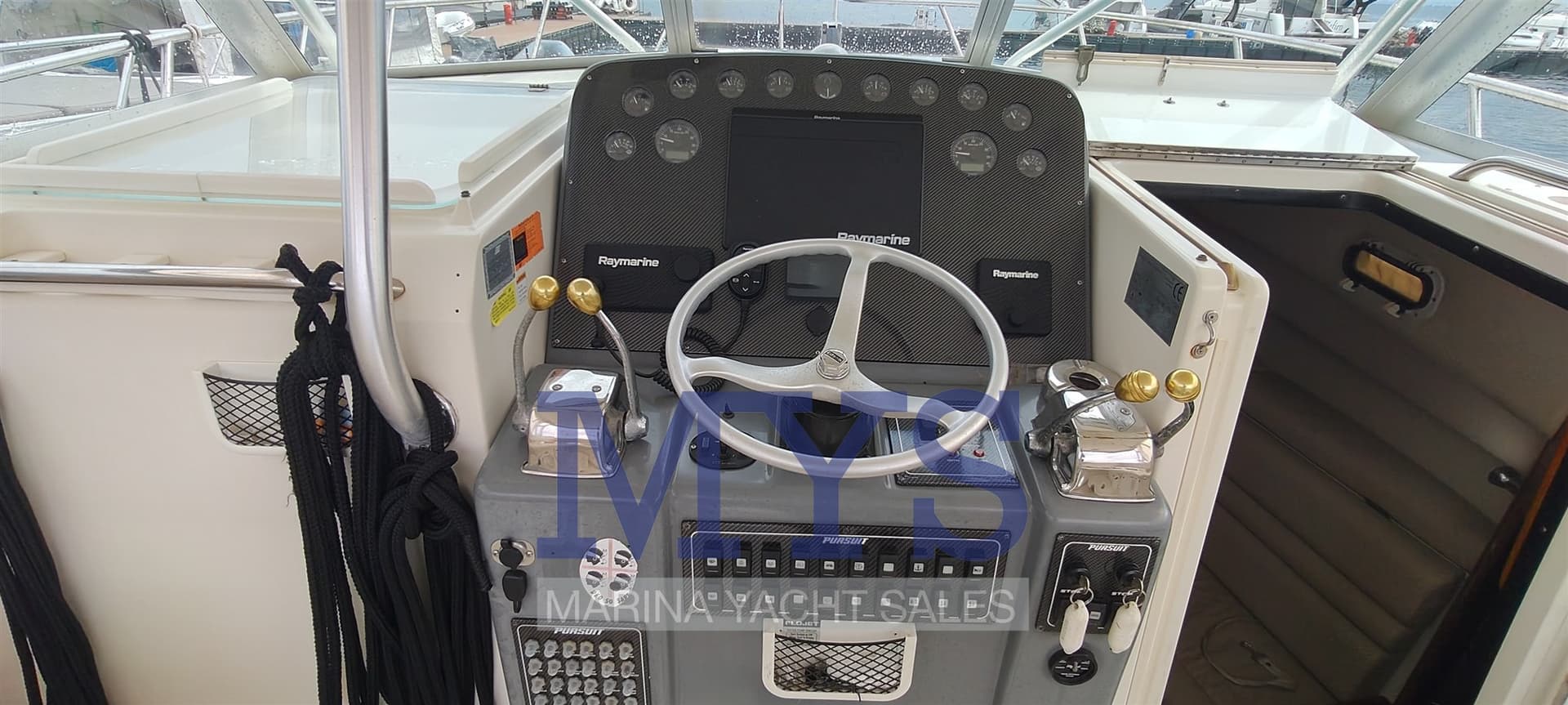 Pursuit 3800 Express d'occasion - image hero 5