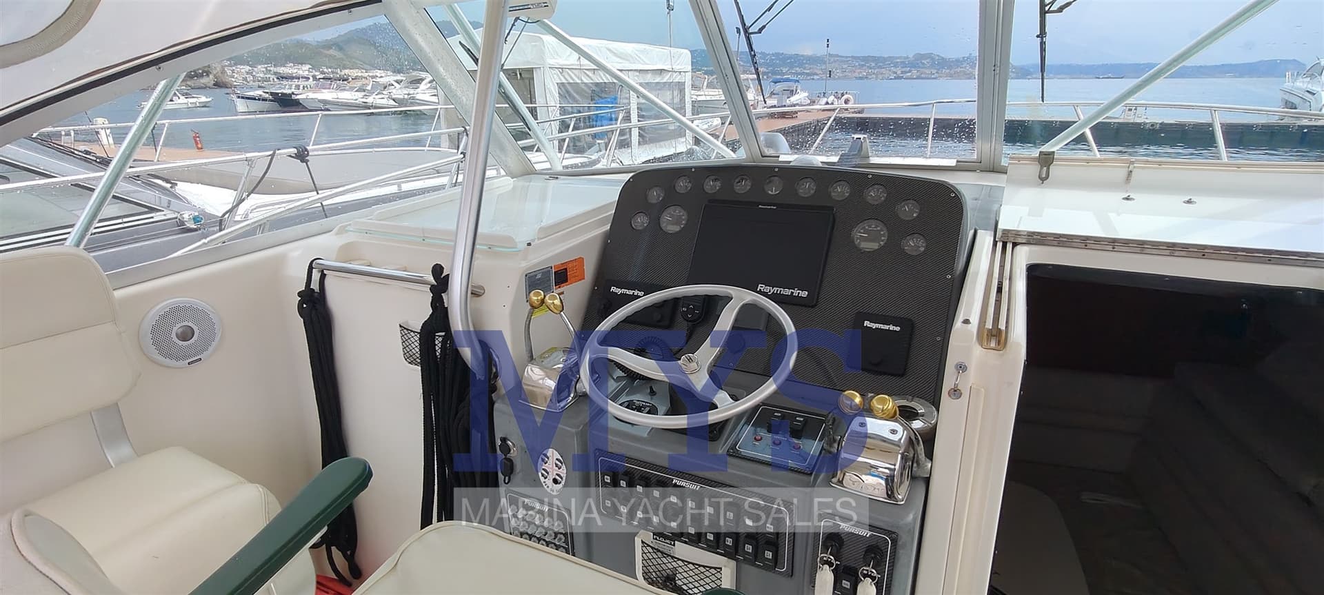 Pursuit 3800 Express d'occasion - image hero 4