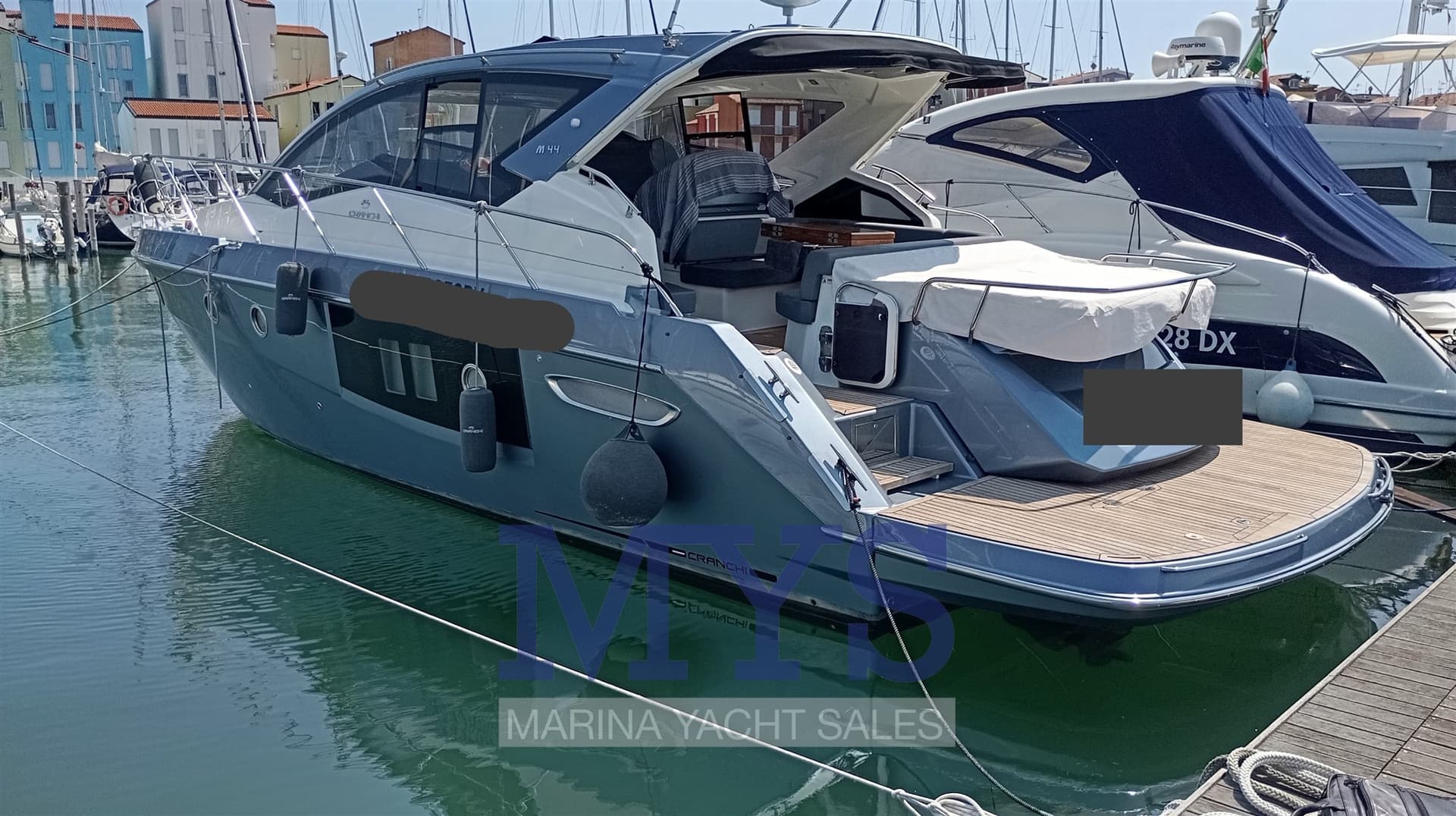 Cranchi M44 Ht - Detail View 1 Cranchi M44 Ht - Detail View 1