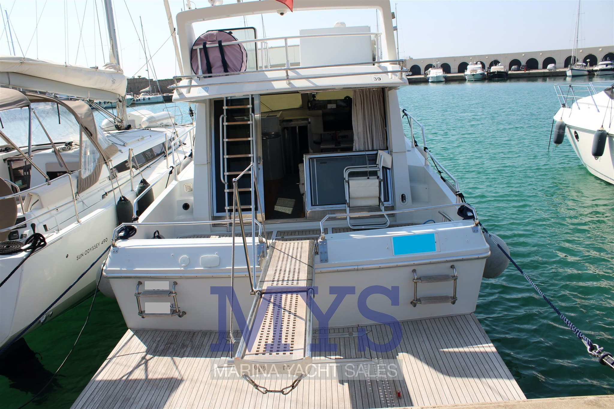 Ferretti Yachts Ferretti 39 Fly - Detail View 1 Ferretti Yachts Ferretti 39 Fly - Detail View 1