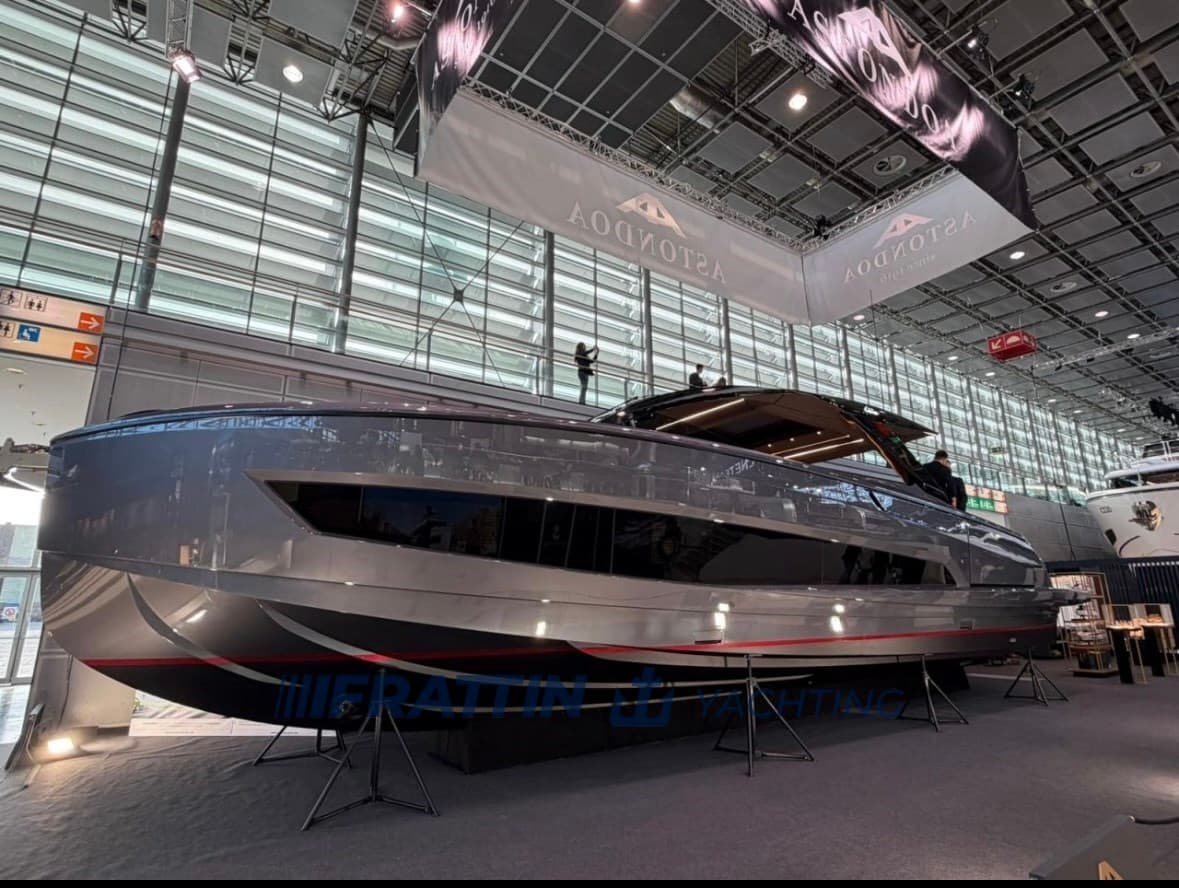 Astondoa 577 Coupe - Detail View 1 Astondoa 577 Coupe - Detail View 1