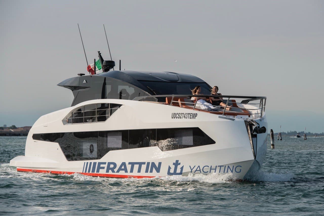 Astondoa 677 Coupè - Detail View 1 Astondoa 677 Coupè - Detail View 1