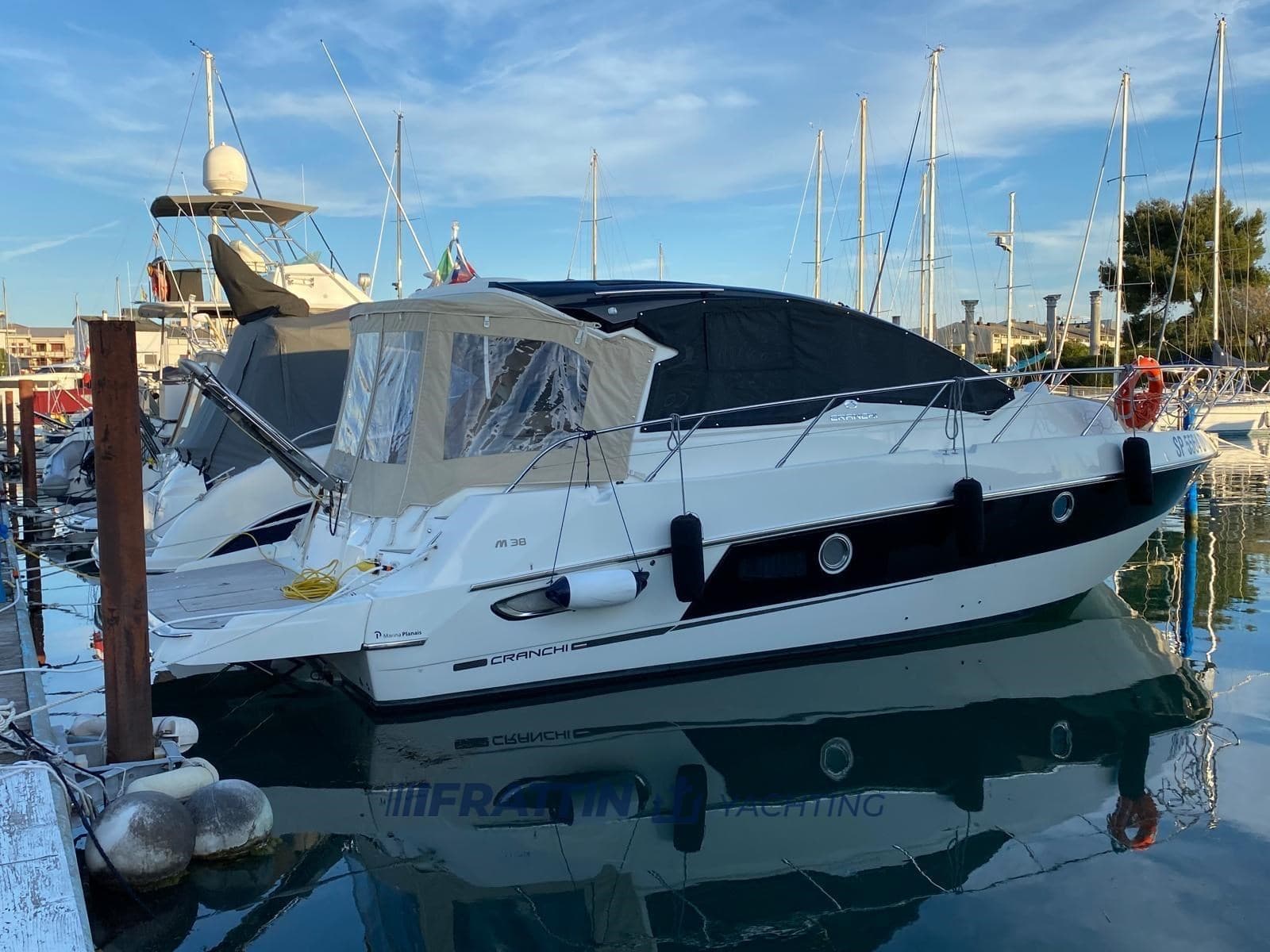 Cranchi M38 Ht - Interior View Cranchi M38 Ht - Interior View