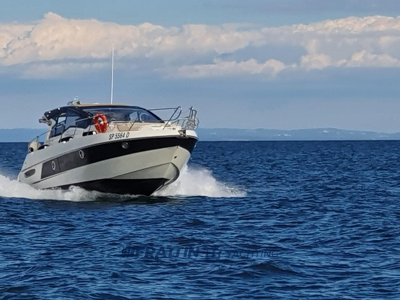 Cranchi M38 Ht - Detail View 1 Cranchi M38 Ht - Detail View 1