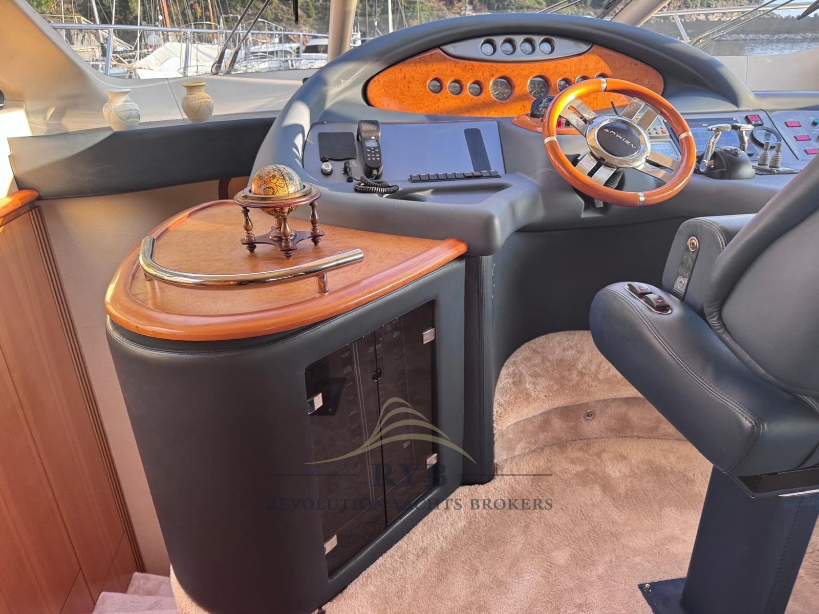Azimut 62 used - hero image 8
