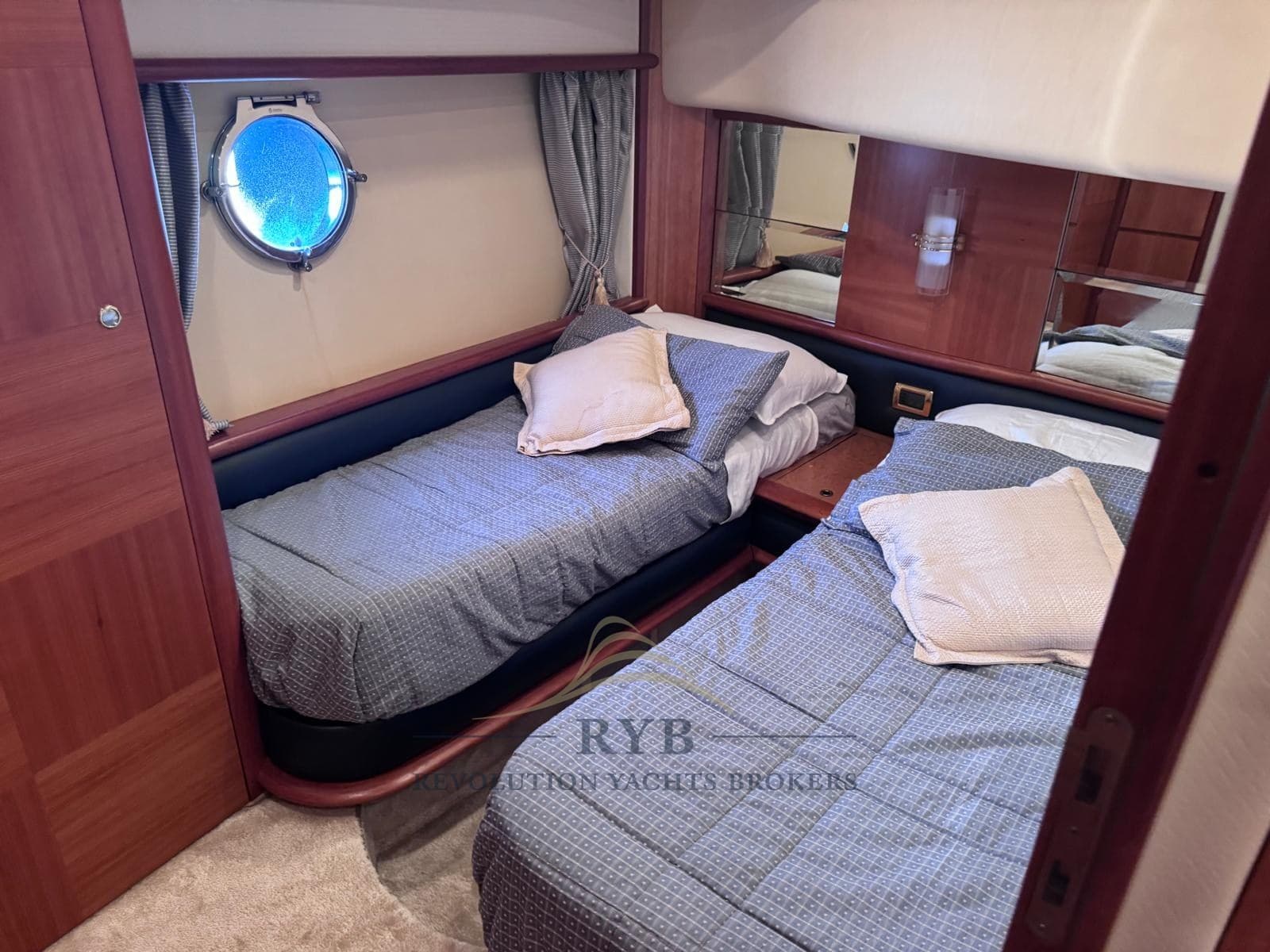 Azimut 62 used - hero image 12