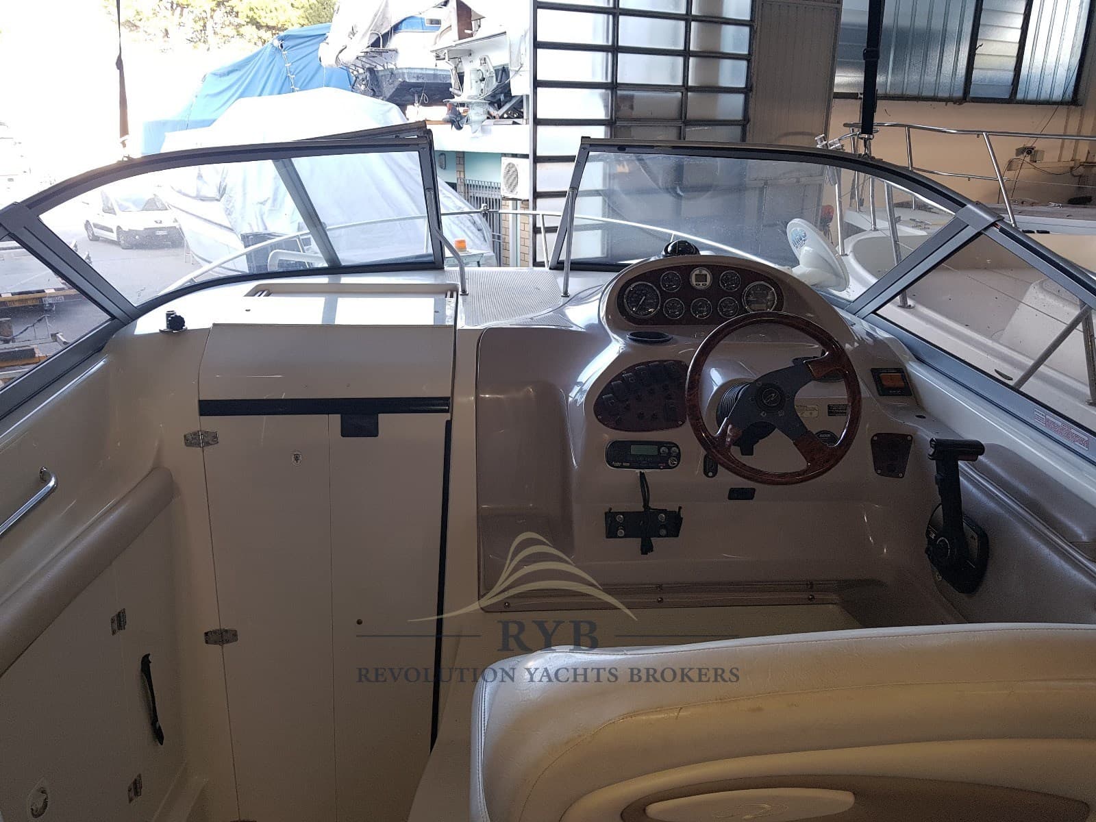 Regal Marine Commodore 242 used - detail 3