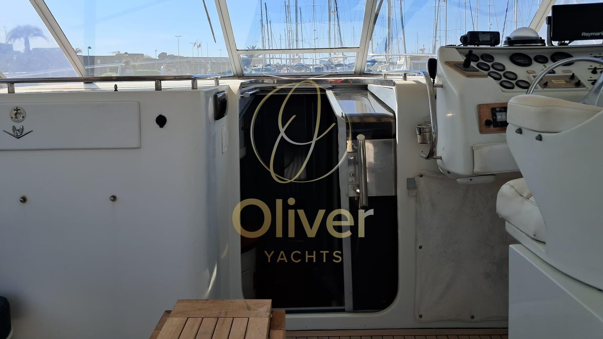 Trojan Yacht-Bertram 38 Express d'occasion - image hero 10