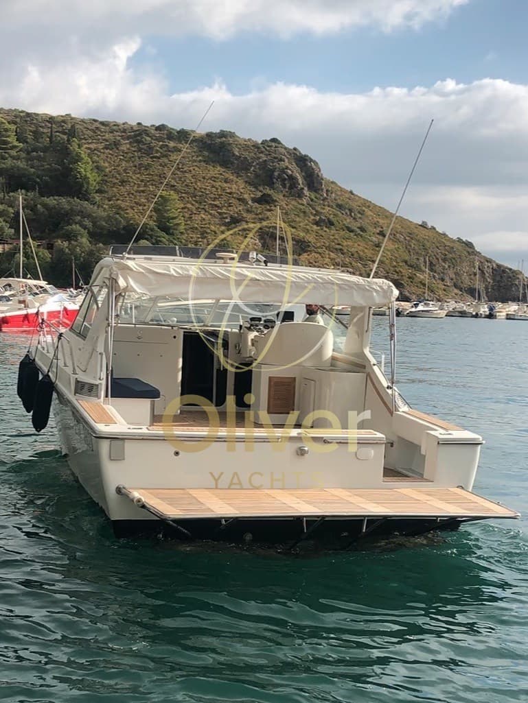 Trojan Yacht-Bertram 38 Express - Detail View 1 Trojan Yacht-Bertram 38 Express - Detail View 1