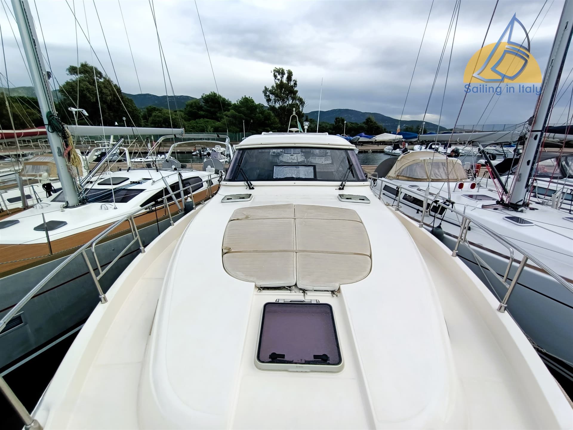 Cayman 43 Wa - Interior View Cayman 43 Wa - Interior View