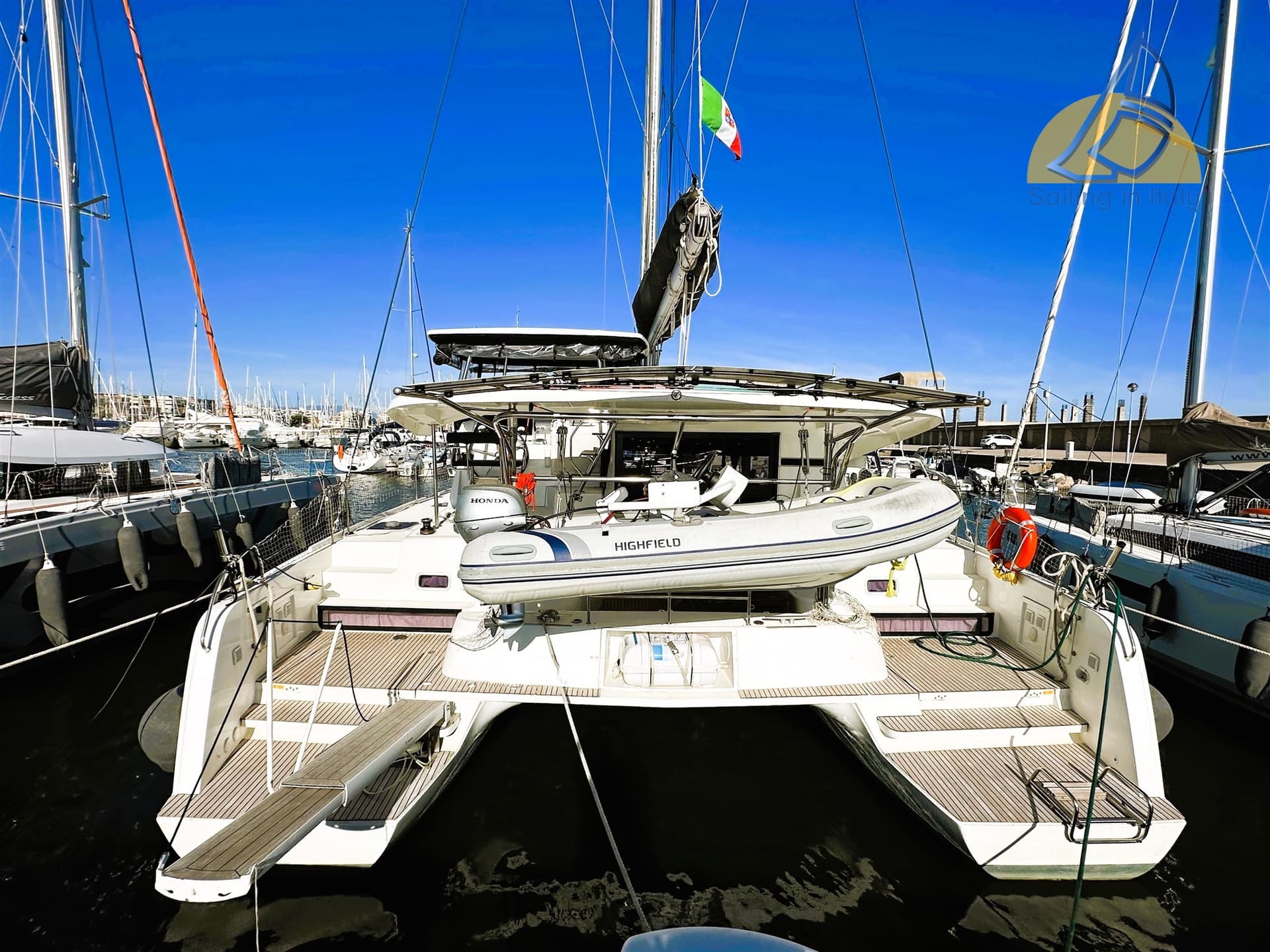 Lagoon 42 - Deck View Lagoon 42 - Deck View