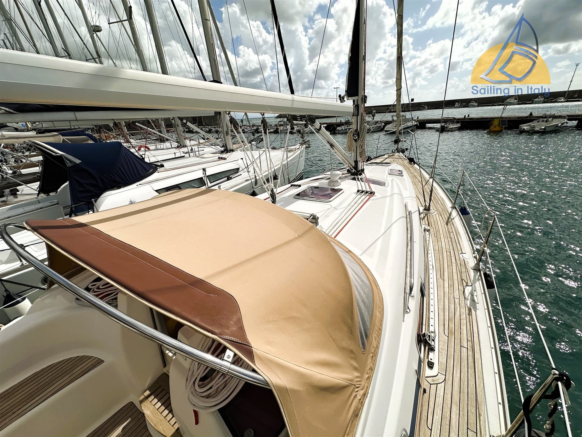 Bavaria 37 Cruiser - Deck View Bavaria 37 Cruiser - Deck View