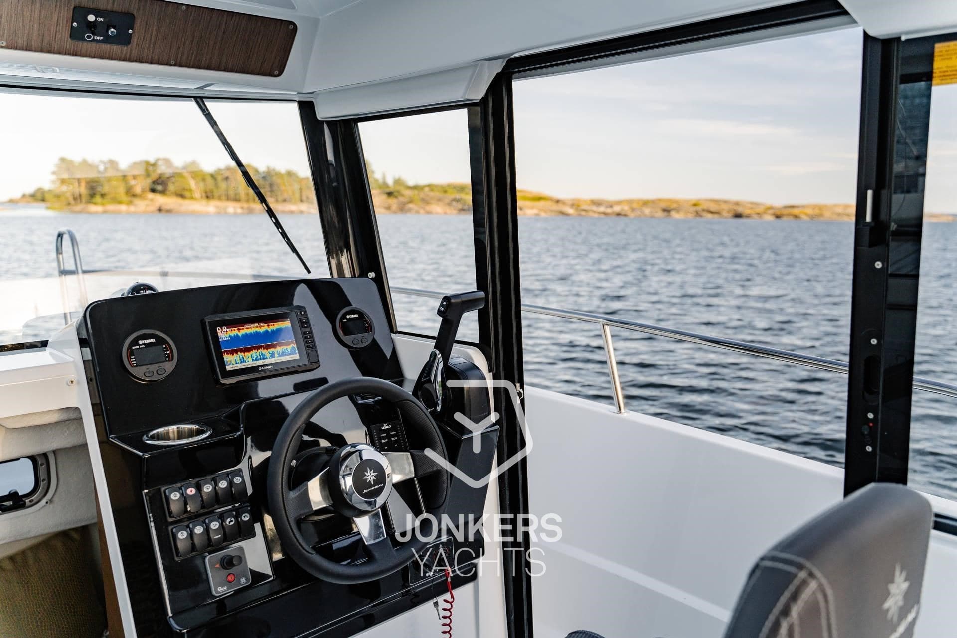 Jeanneau Merry Fisher 695 Sport S2 - Deck View Jeanneau Merry Fisher 695 Sport S2 - Deck View