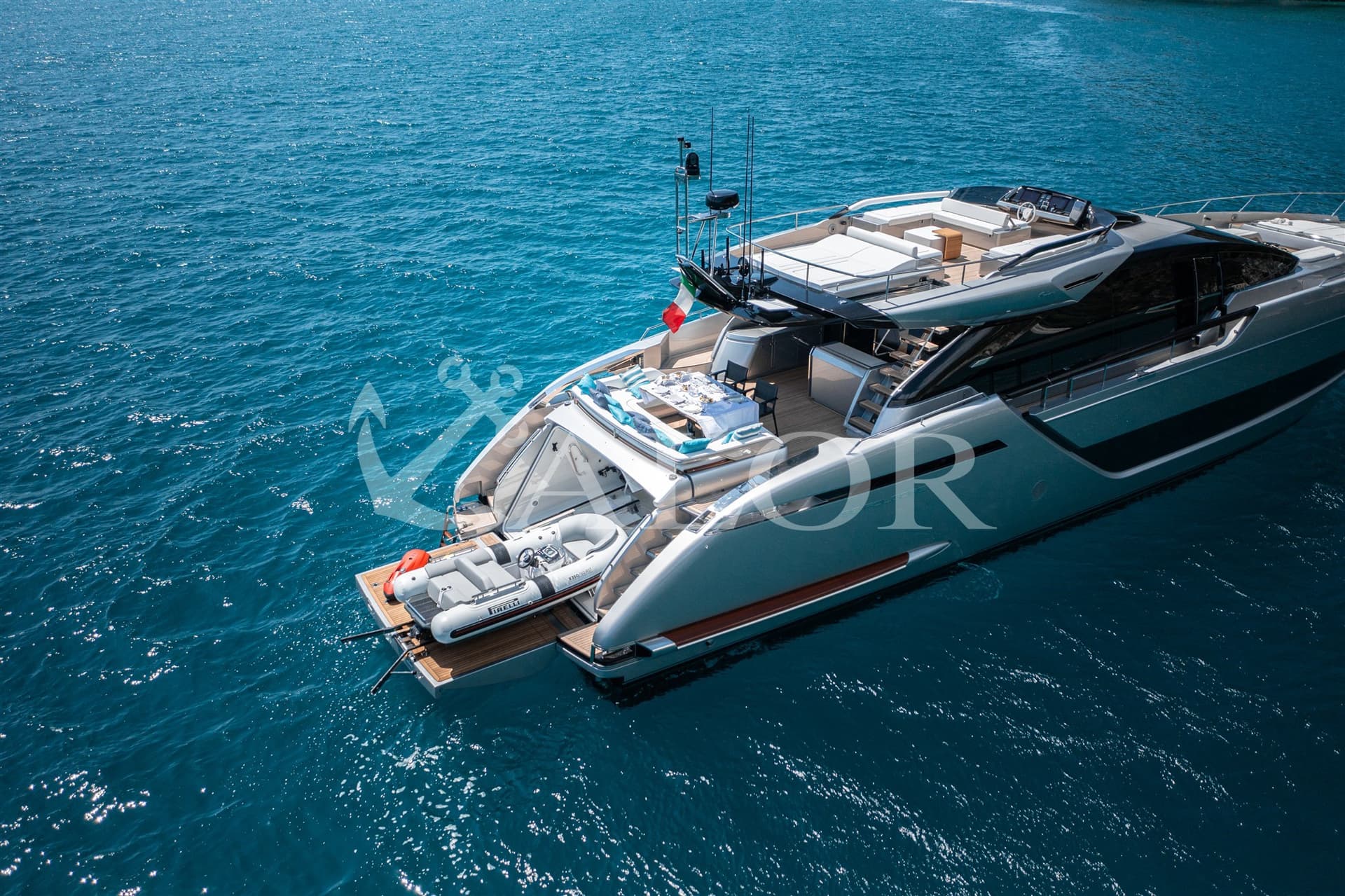 Riva 88 Folgore - Deck View Riva 88 Folgore - Deck View