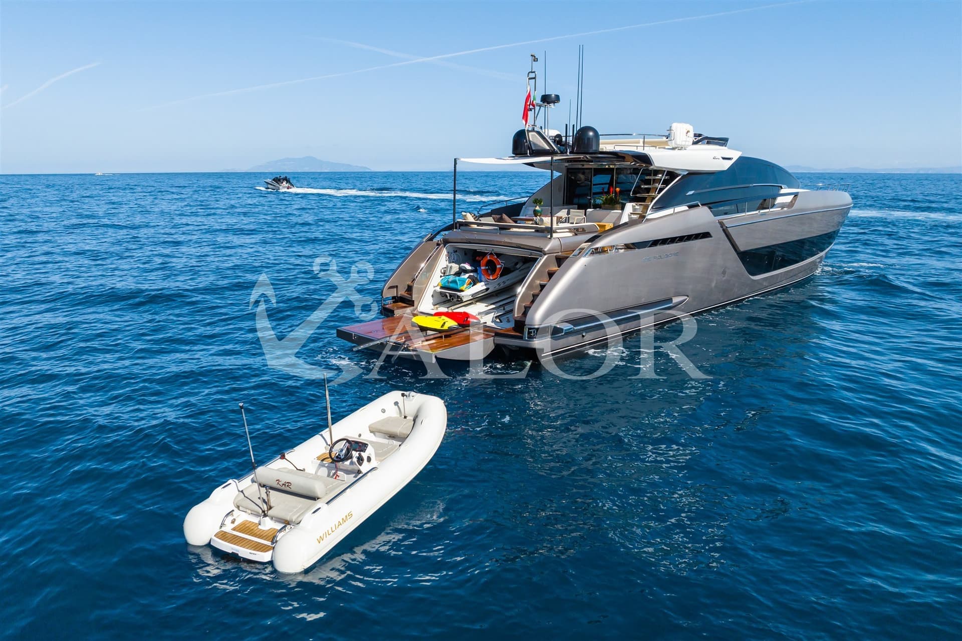 Riva 88 Folgore - Deck View Riva 88 Folgore - Deck View