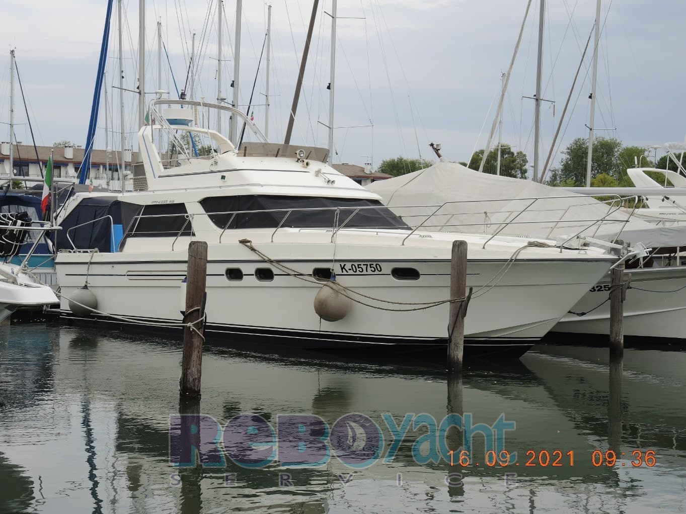 Princess Yachts 415 - Detail View 1 Princess Yachts 415 - Detail View 1