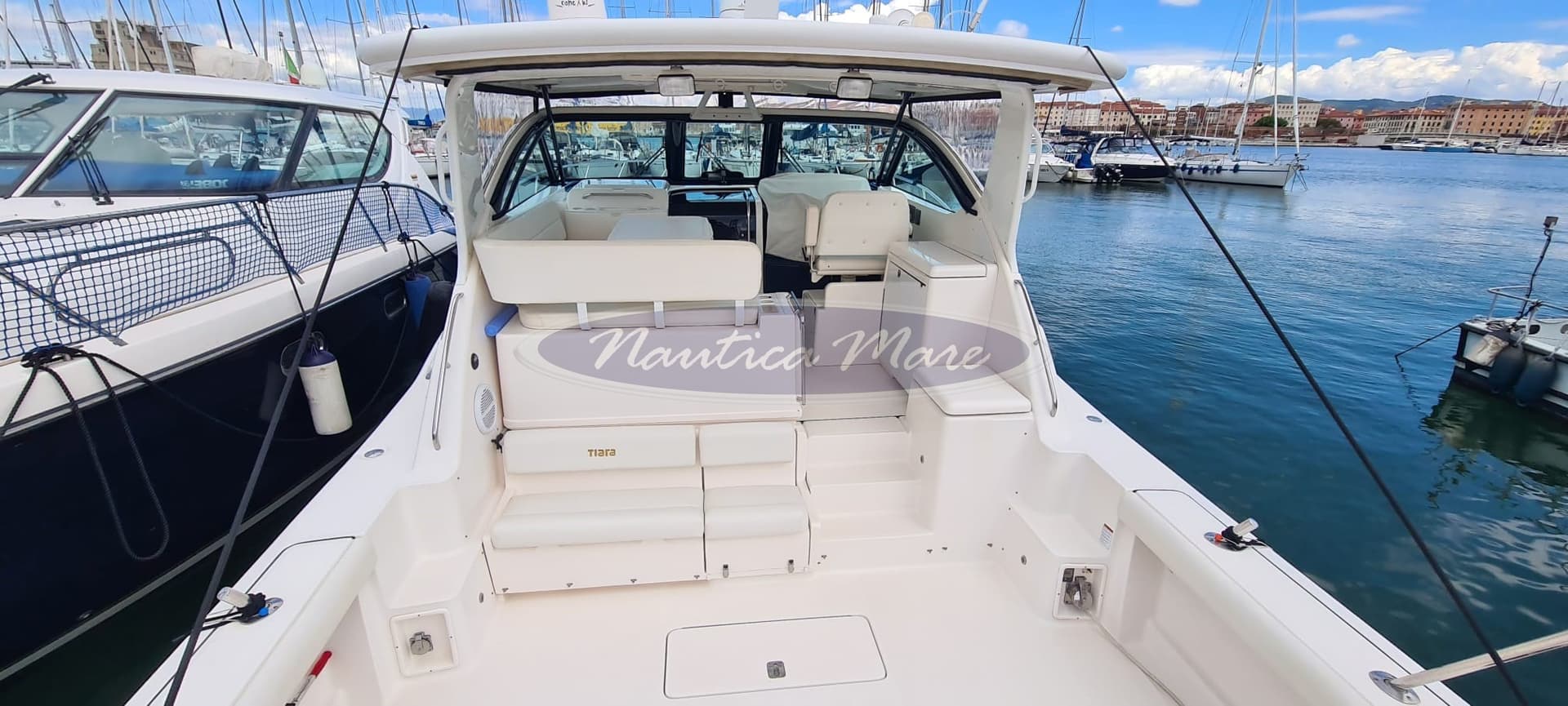 Tiara Yachts 4200 Open - Deck View Tiara Yachts 4200 Open - Deck View