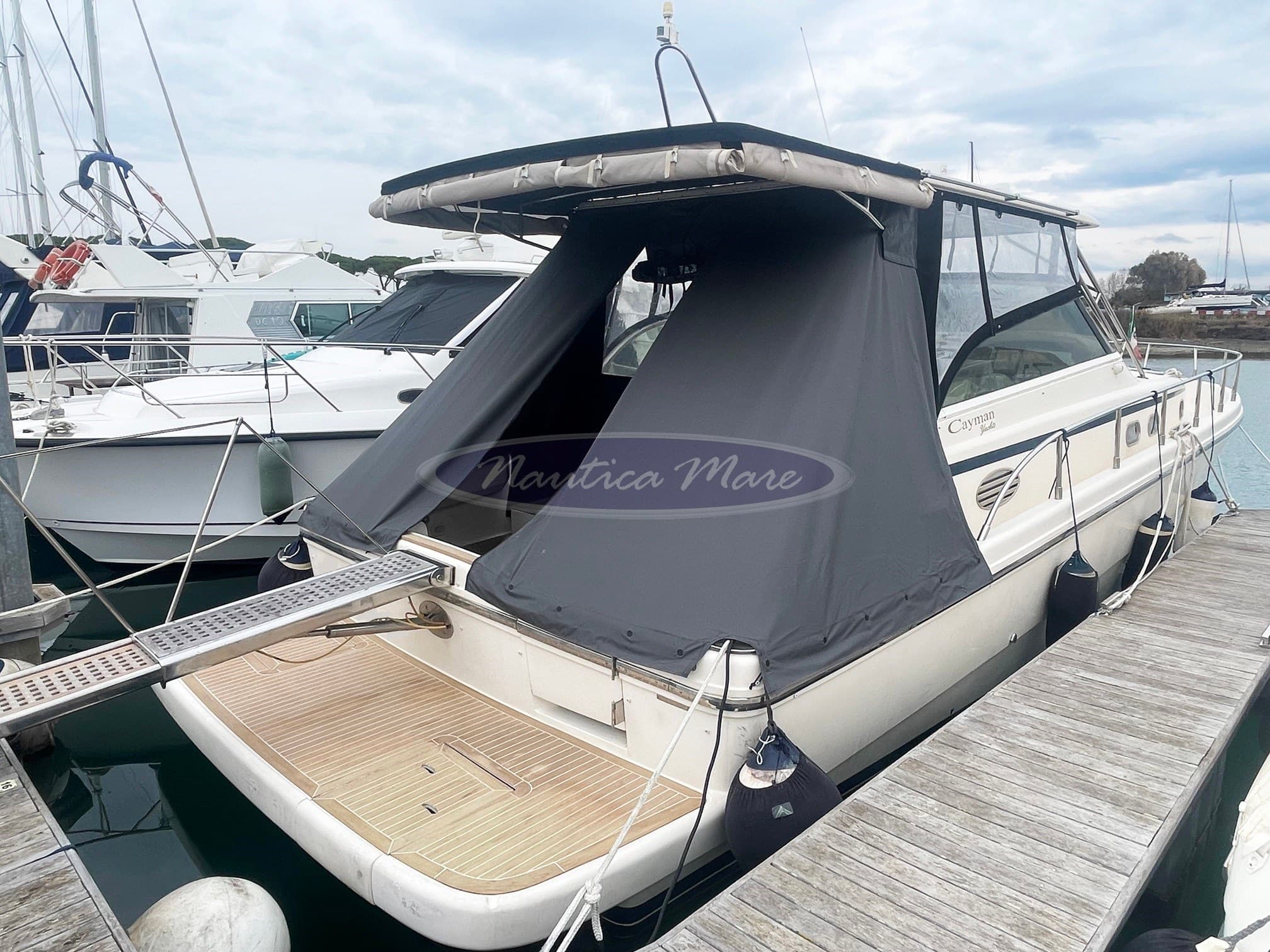 Cayman Cayman 40 W.A. - Interior View Cayman Cayman 40 W.A. - Interior View