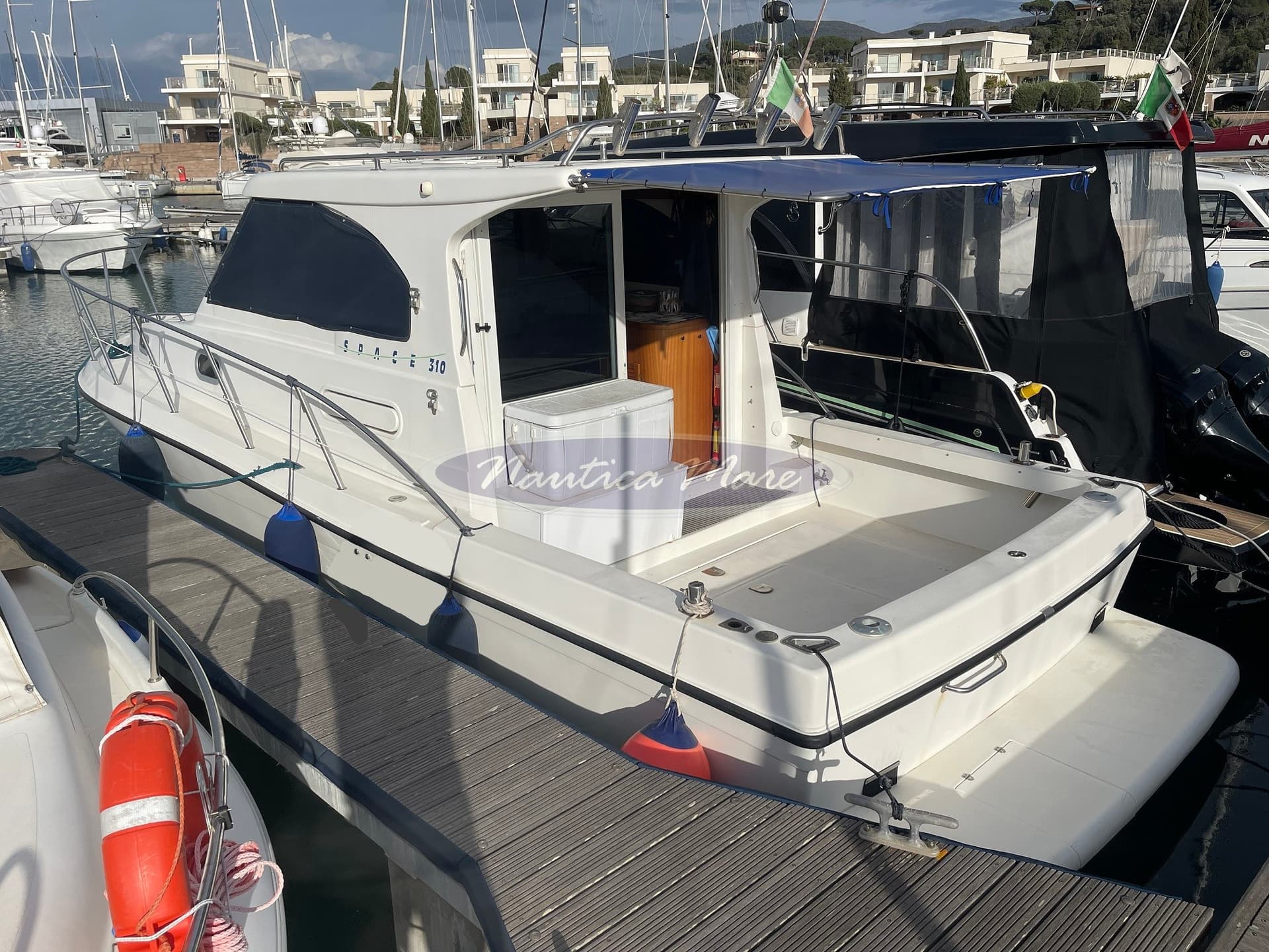 Plastik Space 310 Cruise - Deck View Plastik Space 310 Cruise - Deck View